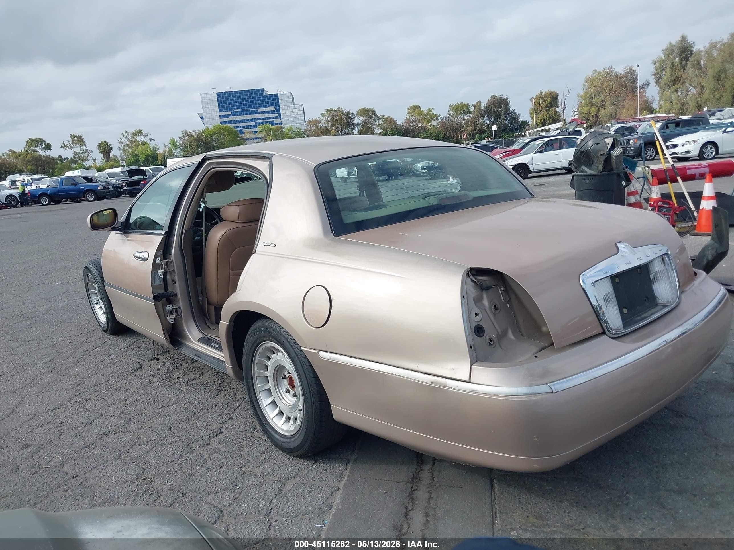 1998 Lincoln Town Car Signature Beige vin: 1LNFM82W0WY666750