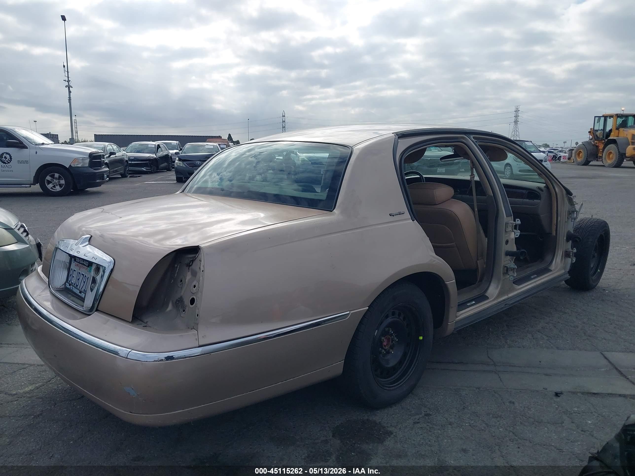 1998 Lincoln Town Car Signature Beige vin: 1LNFM82W0WY666750