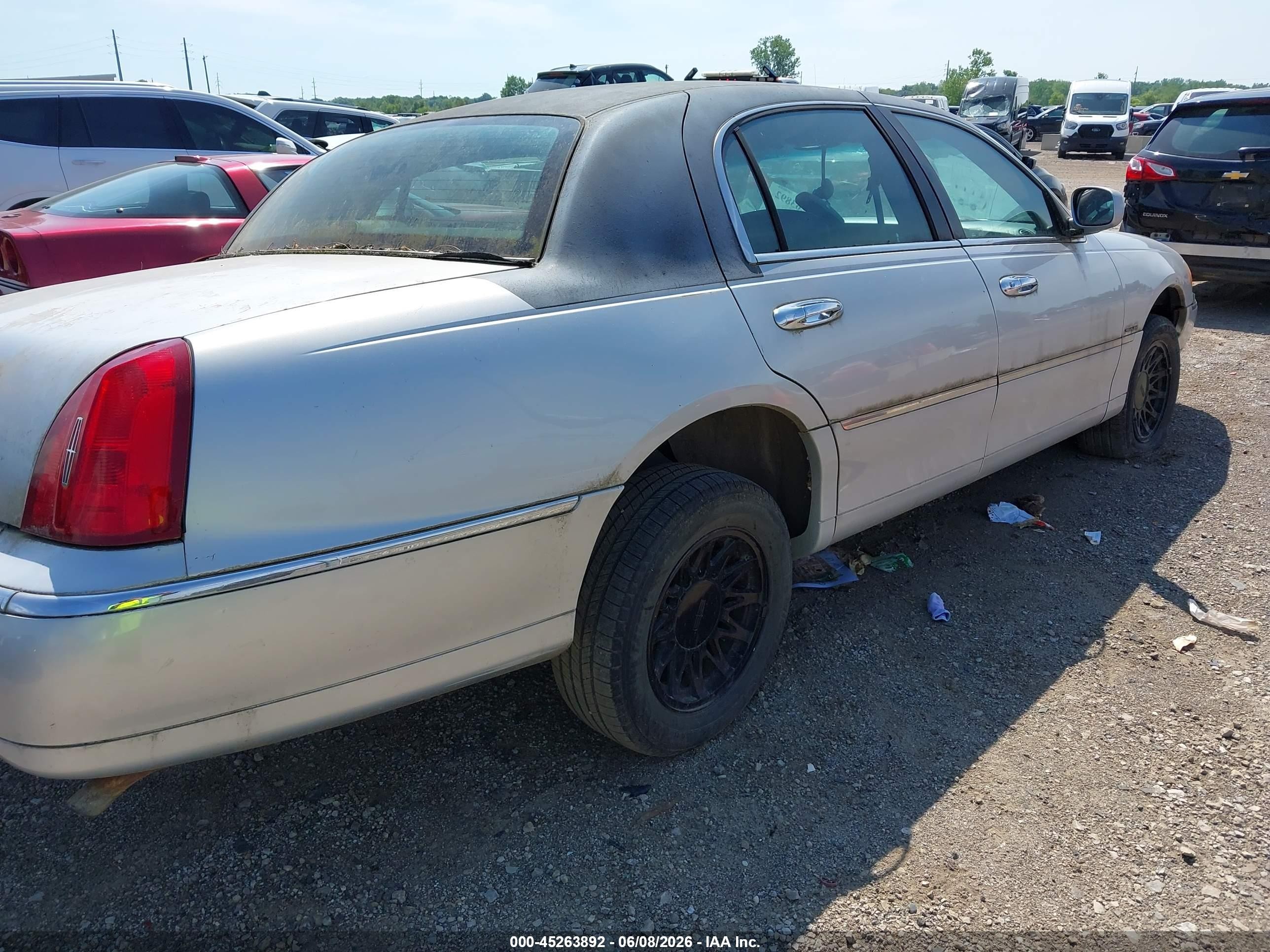 1998 Lincoln Town Car Signature White vin: 1LNFM82W1WY656499