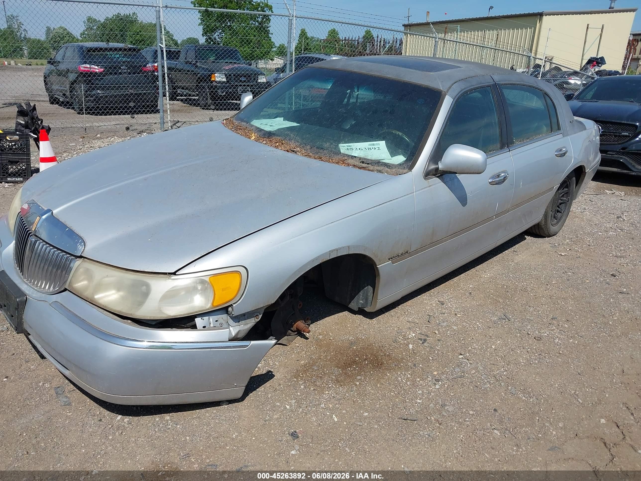 1998 Lincoln Town Car Signature White vin: 1LNFM82W1WY656499