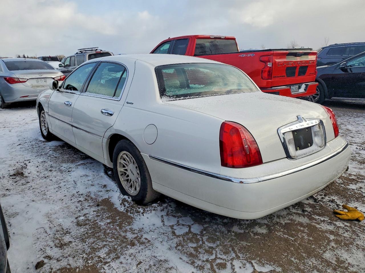 1998 Lincoln Town Car Signature White vin: 1LNFM82W3WY665592
