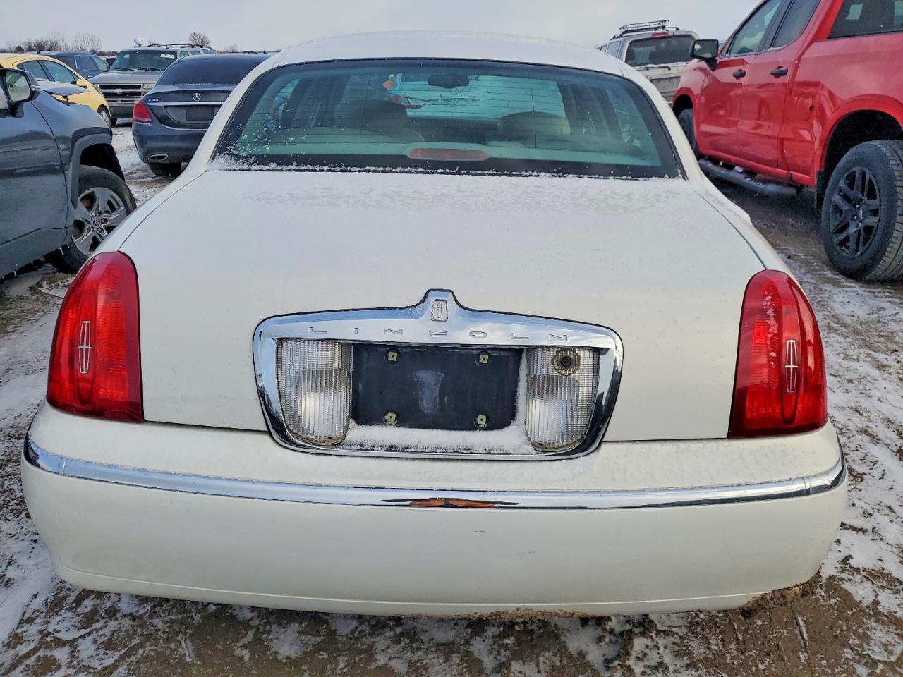 1998 Lincoln Town Car Signature White vin: 1LNFM82W3WY665592