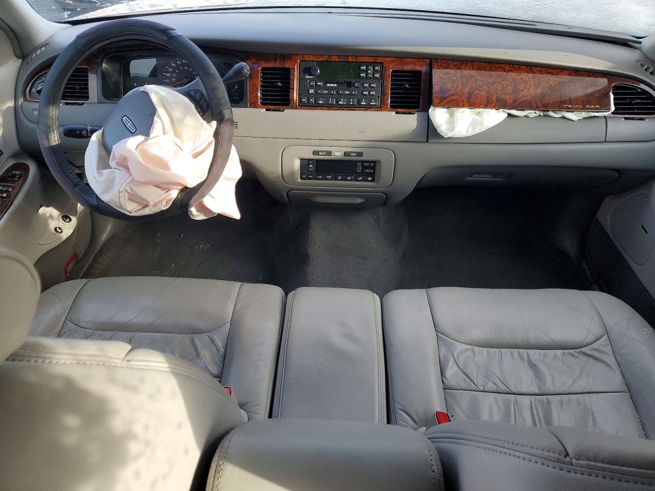 1998 Lincoln Town Car Signature White vin: 1LNFM82W3WY665592