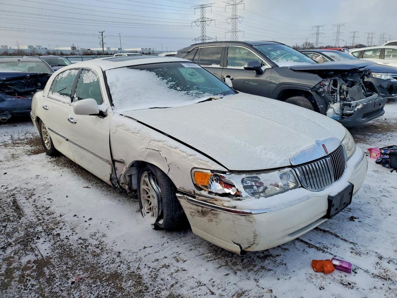 1998 Lincoln Town Car Signature White vin: 1LNFM82W3WY665592