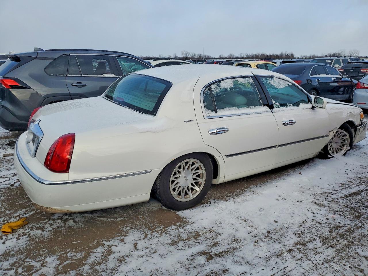 1998 Lincoln Town Car Signature White vin: 1LNFM82W3WY665592