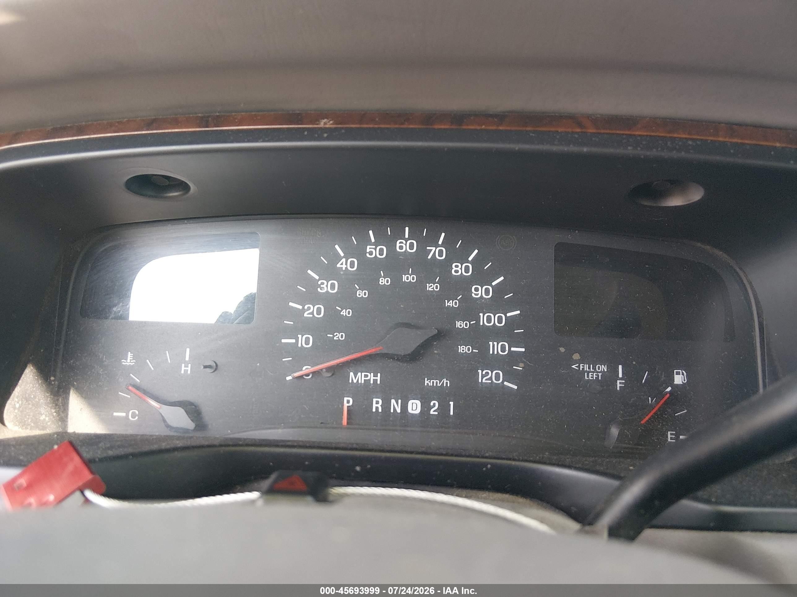 1998 Lincoln Town Car Signature White vin: 1LNFM82W3WY676298