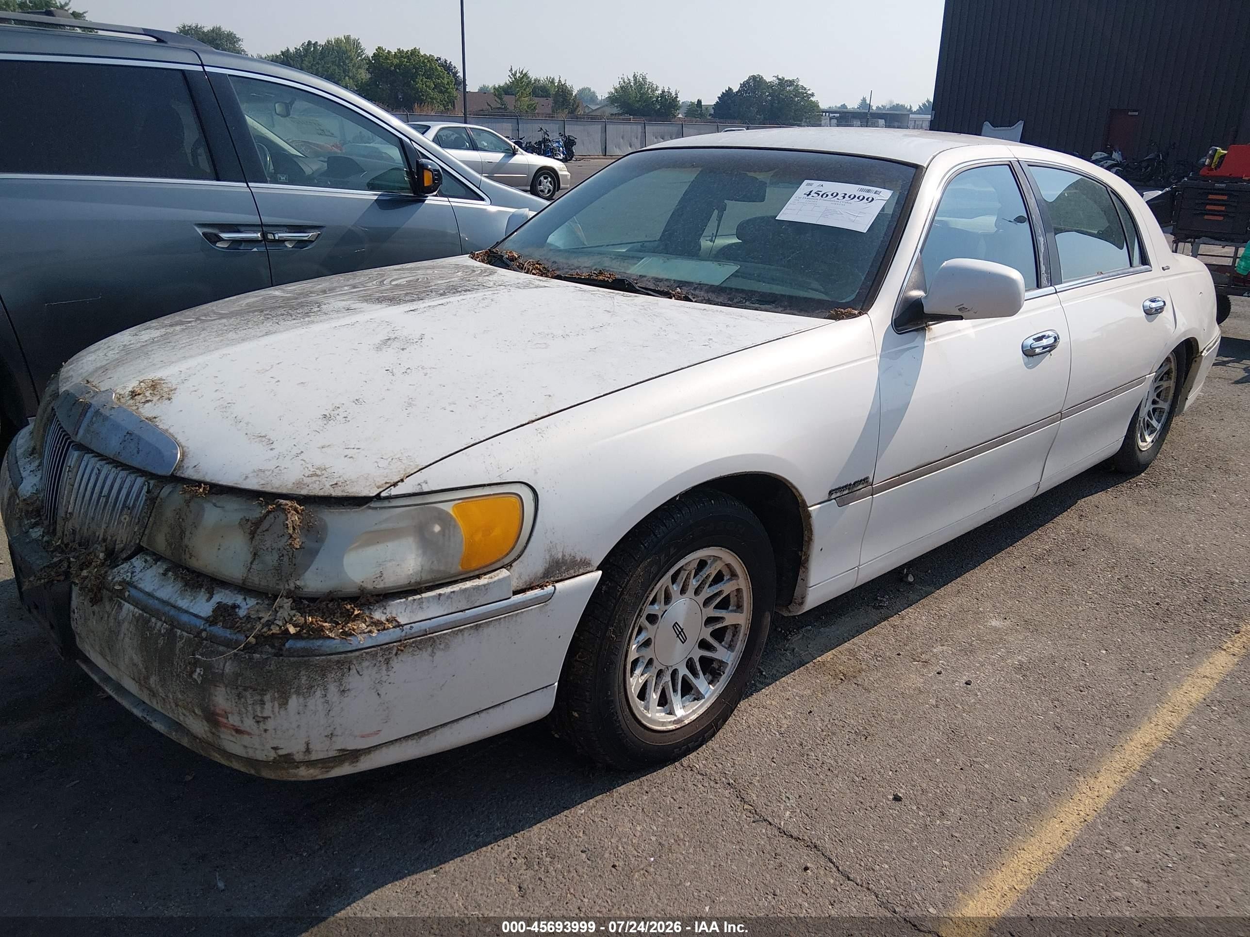 1998 Lincoln Town Car Signature White vin: 1LNFM82W3WY676298