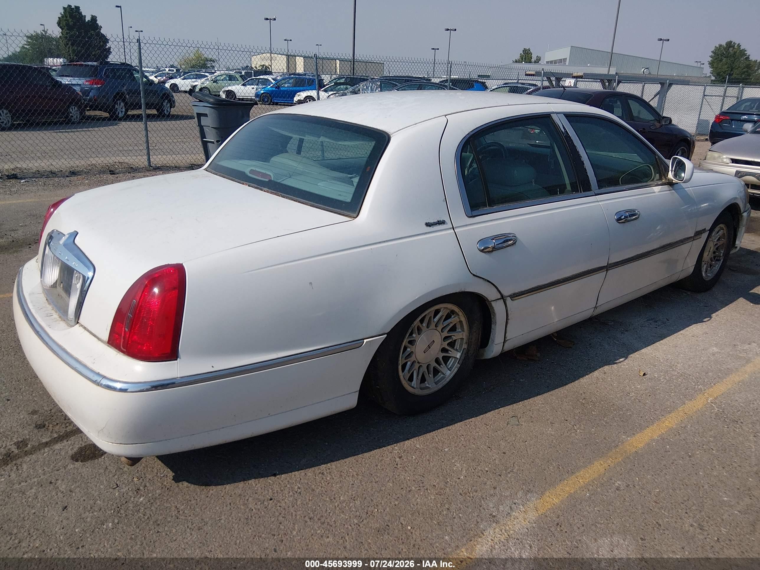 1998 Lincoln Town Car Signature White vin: 1LNFM82W3WY676298