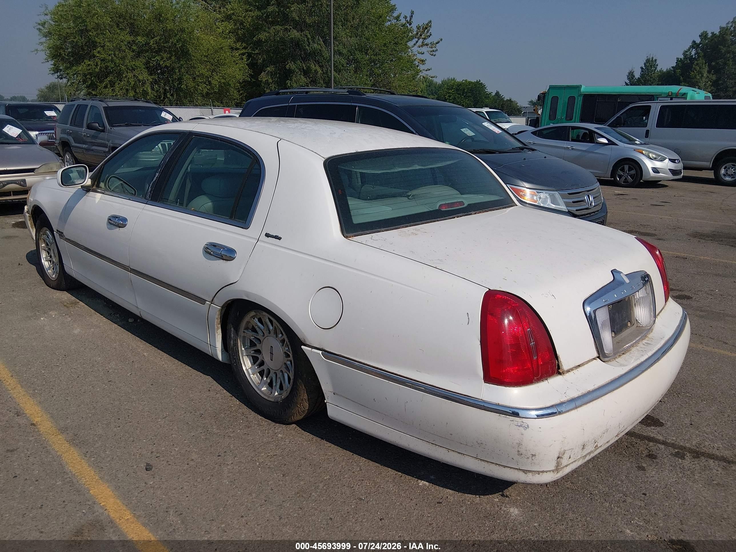 1998 Lincoln Town Car Signature White vin: 1LNFM82W3WY676298