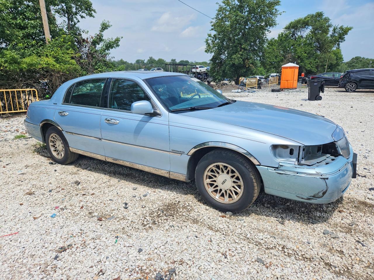 1998 Lincoln Town Car Signature Blue vin: 1LNFM82W4WY724214
