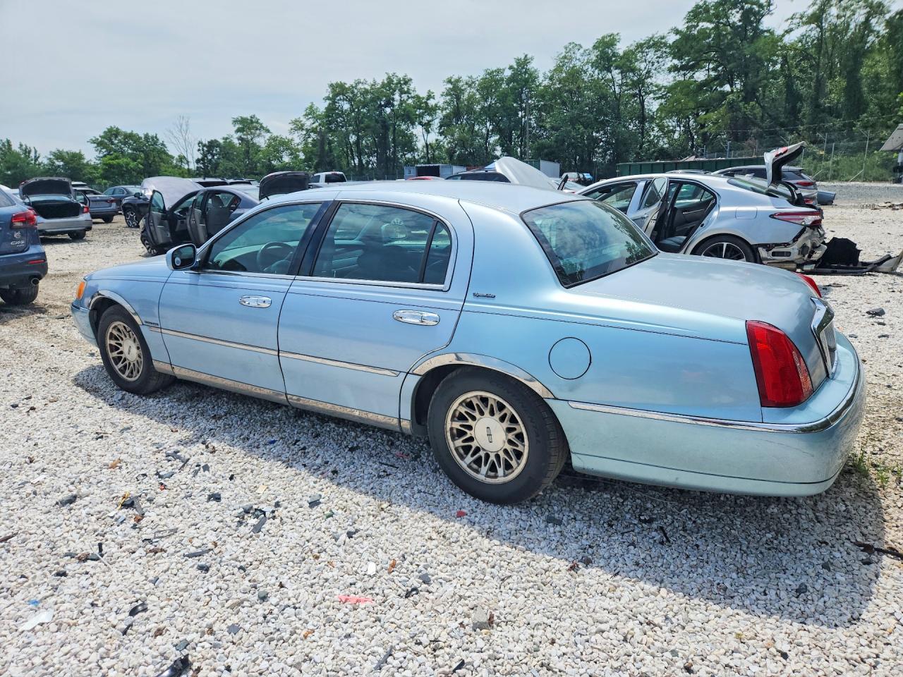 1998 Lincoln Town Car Signature Blue vin: 1LNFM82W4WY724214