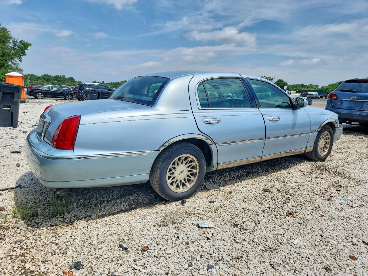 1998 Lincoln Town Car Signature Blue vin: 1LNFM82W4WY724214