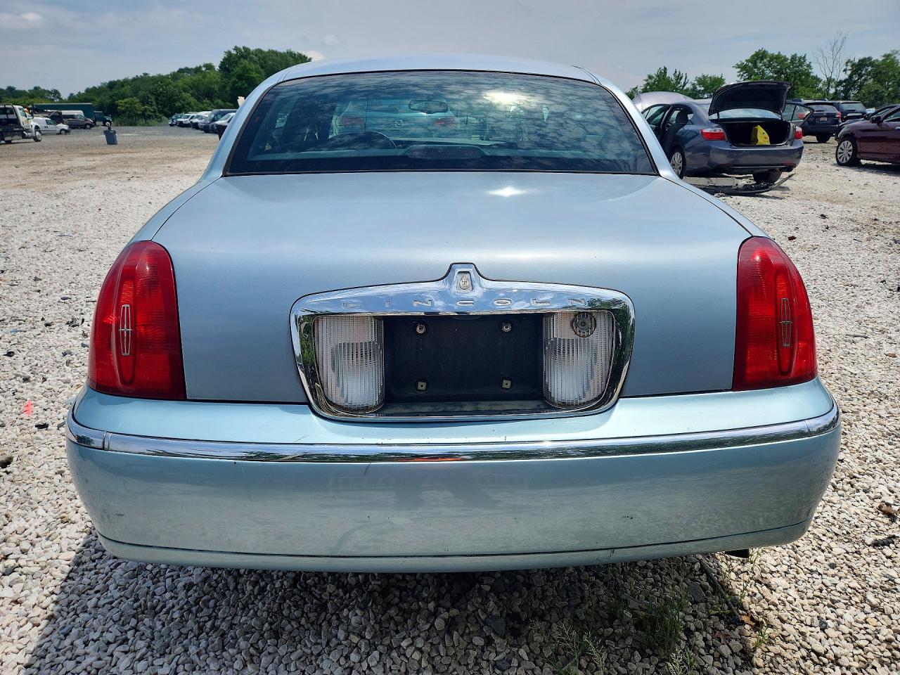 1998 Lincoln Town Car Signature Blue vin: 1LNFM82W4WY724214