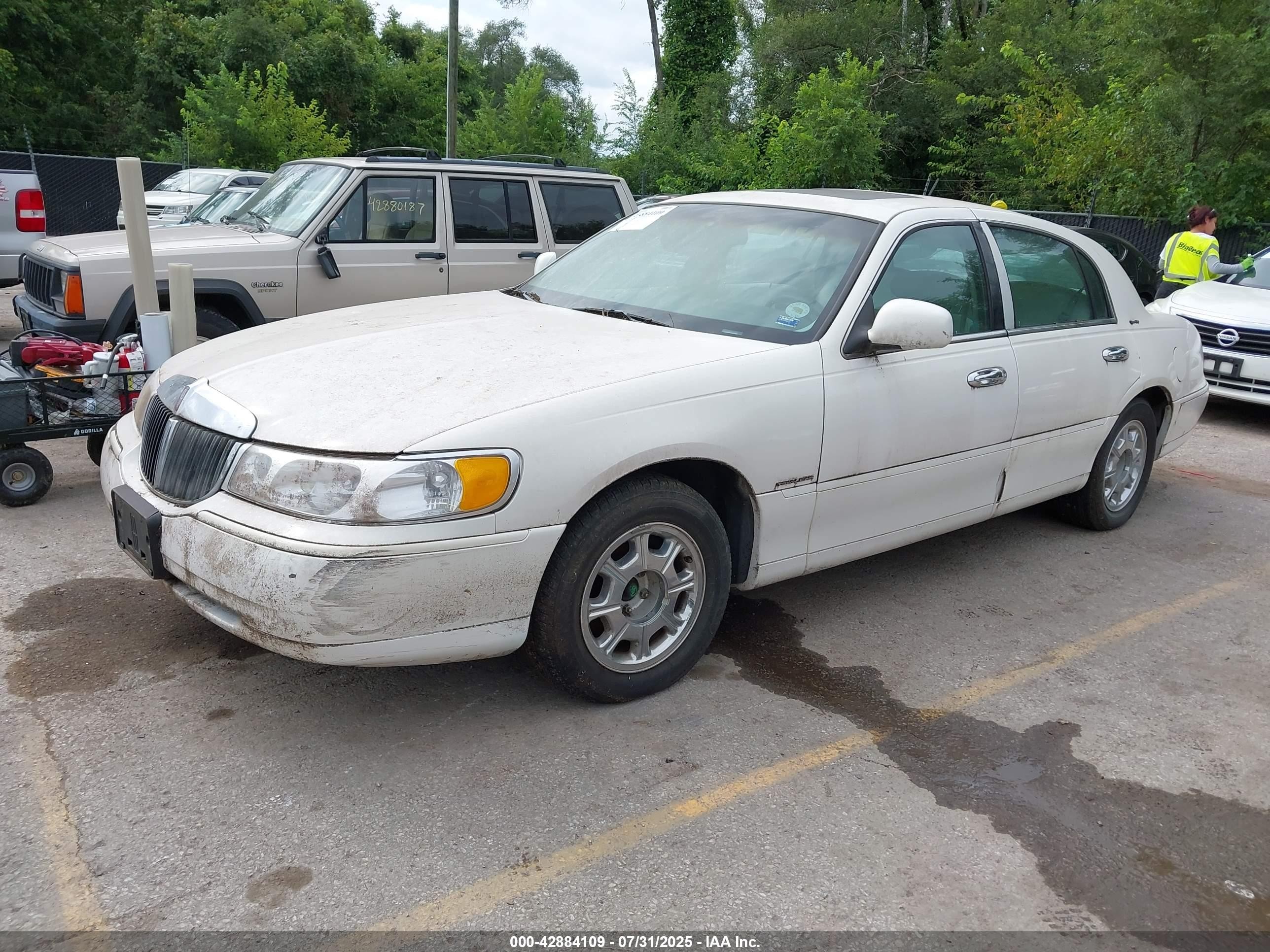 1998 Lincoln Town Car Signature Белый vin: 1LNFM82W5WY678263