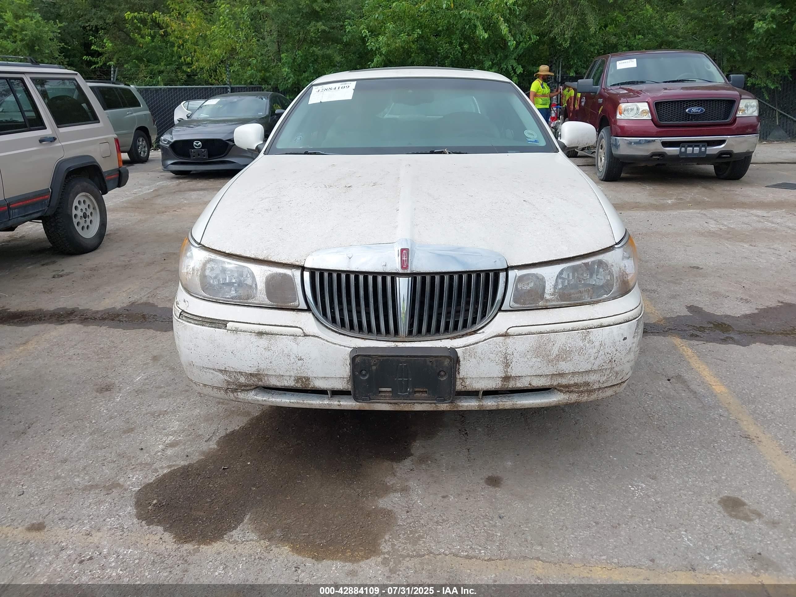 1998 Lincoln Town Car Signature Белый vin: 1LNFM82W5WY678263