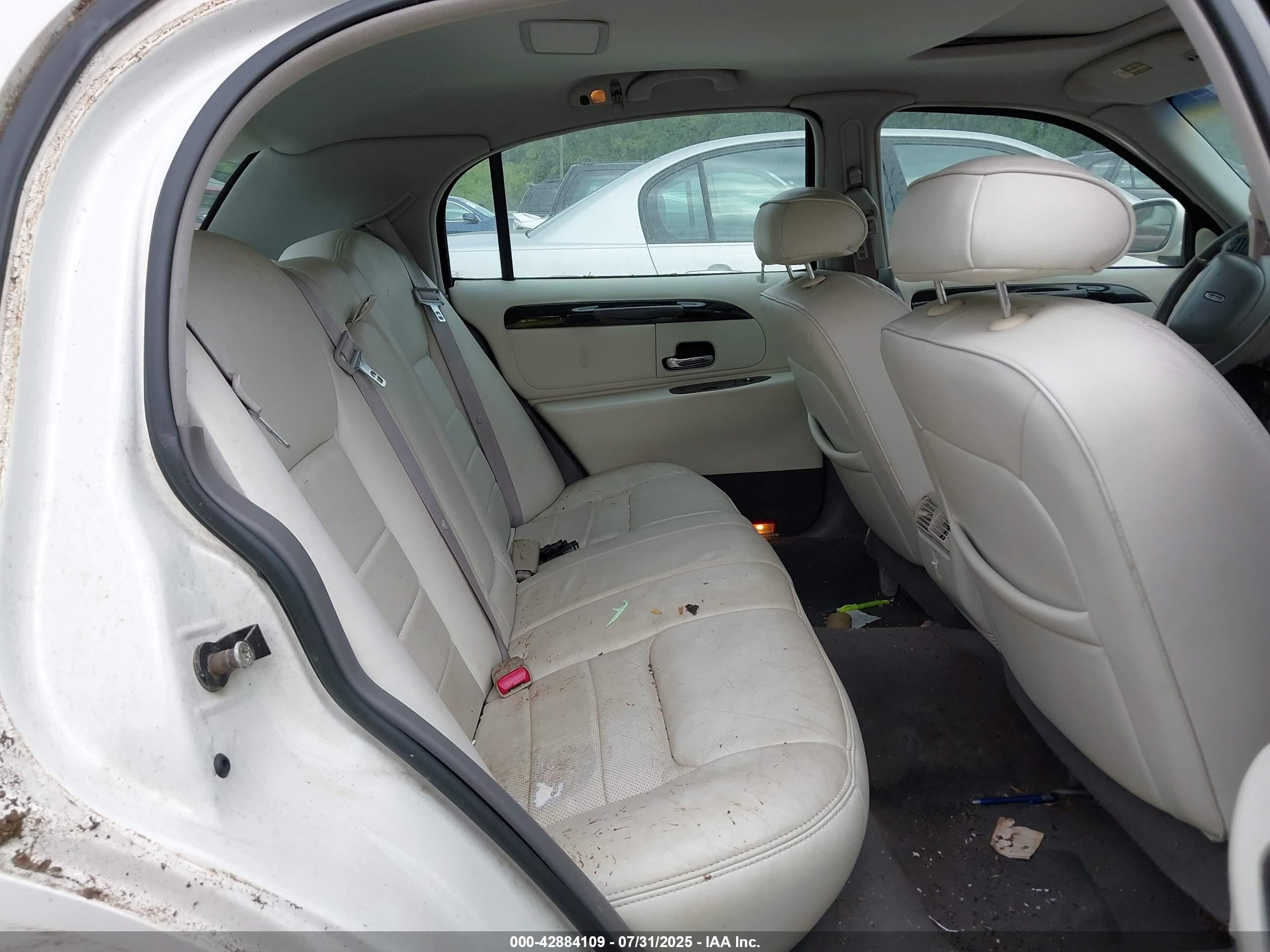 1998 Lincoln Town Car Signature Белый vin: 1LNFM82W5WY678263