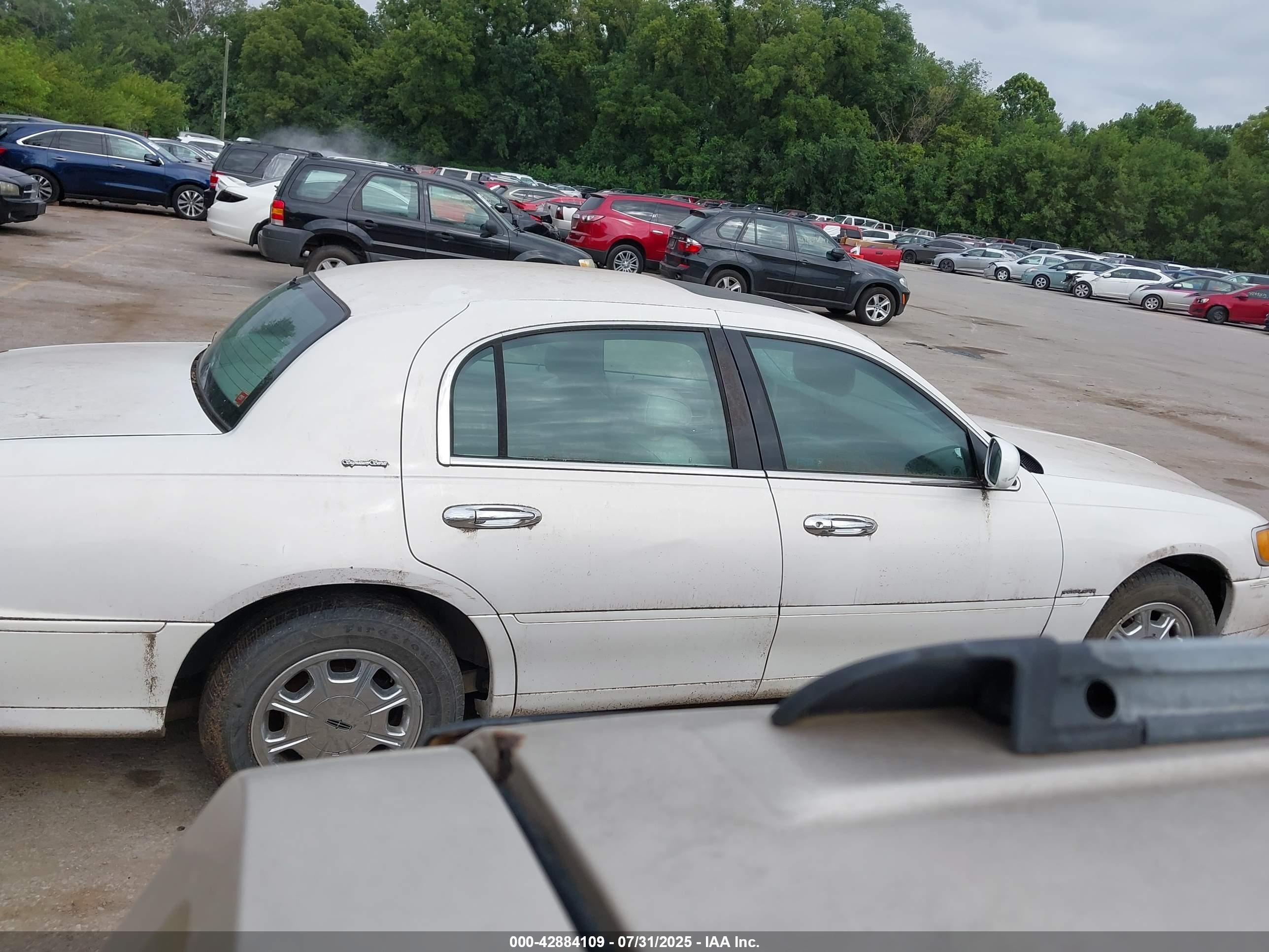 1998 Lincoln Town Car Signature Белый vin: 1LNFM82W5WY678263