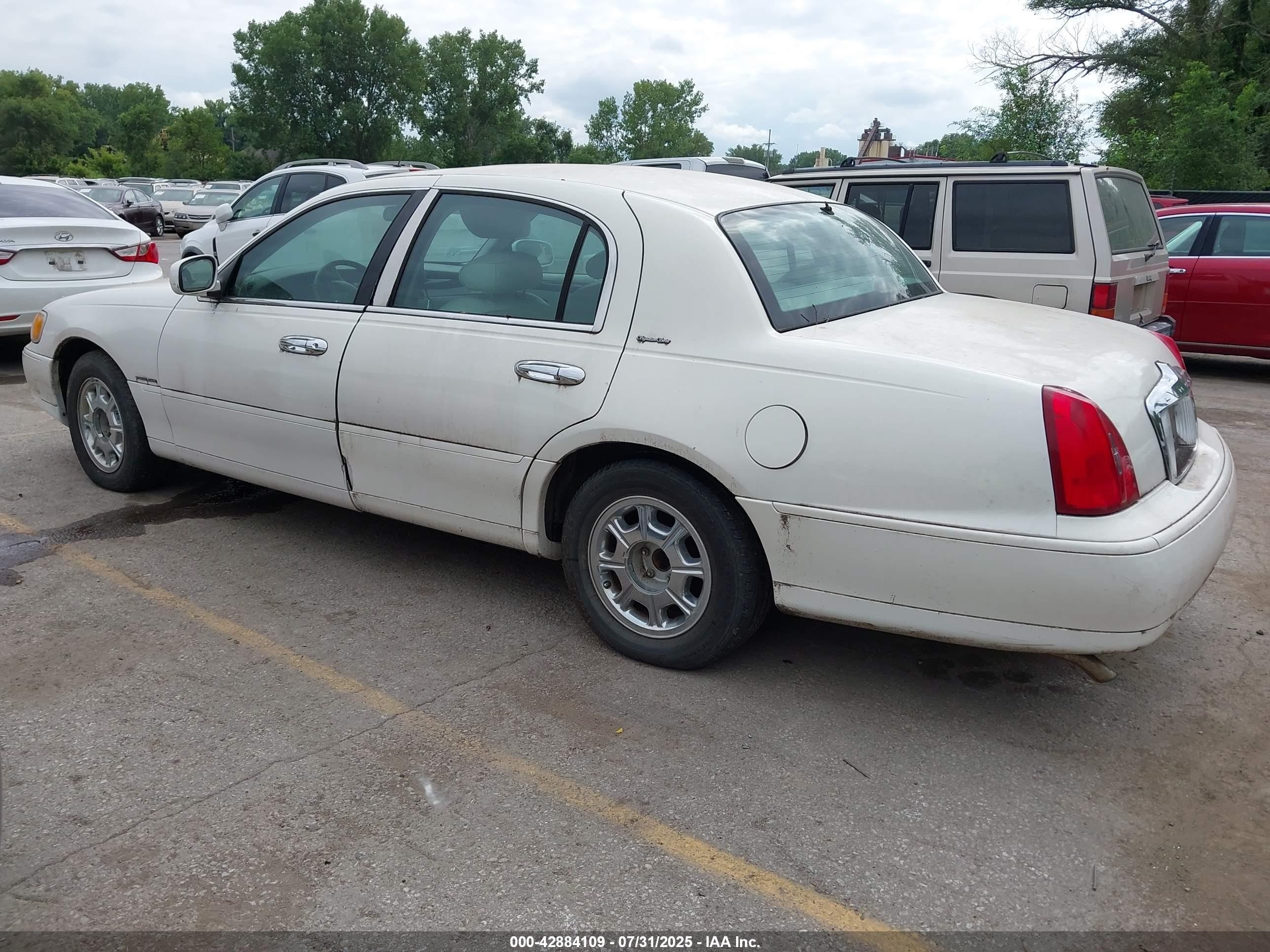 1998 Lincoln Town Car Signature Белый vin: 1LNFM82W5WY678263