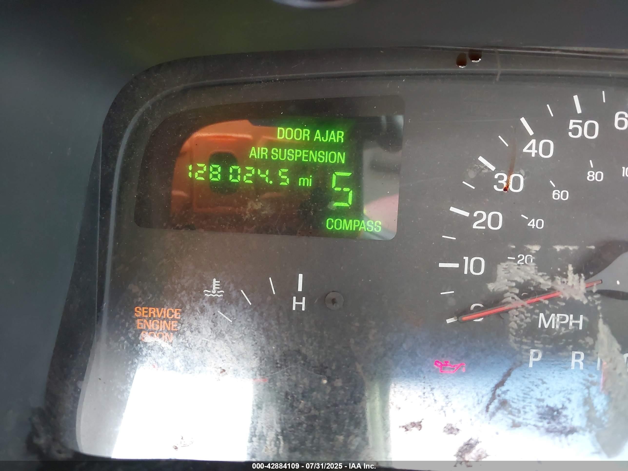 1998 Lincoln Town Car Signature Белый vin: 1LNFM82W5WY678263