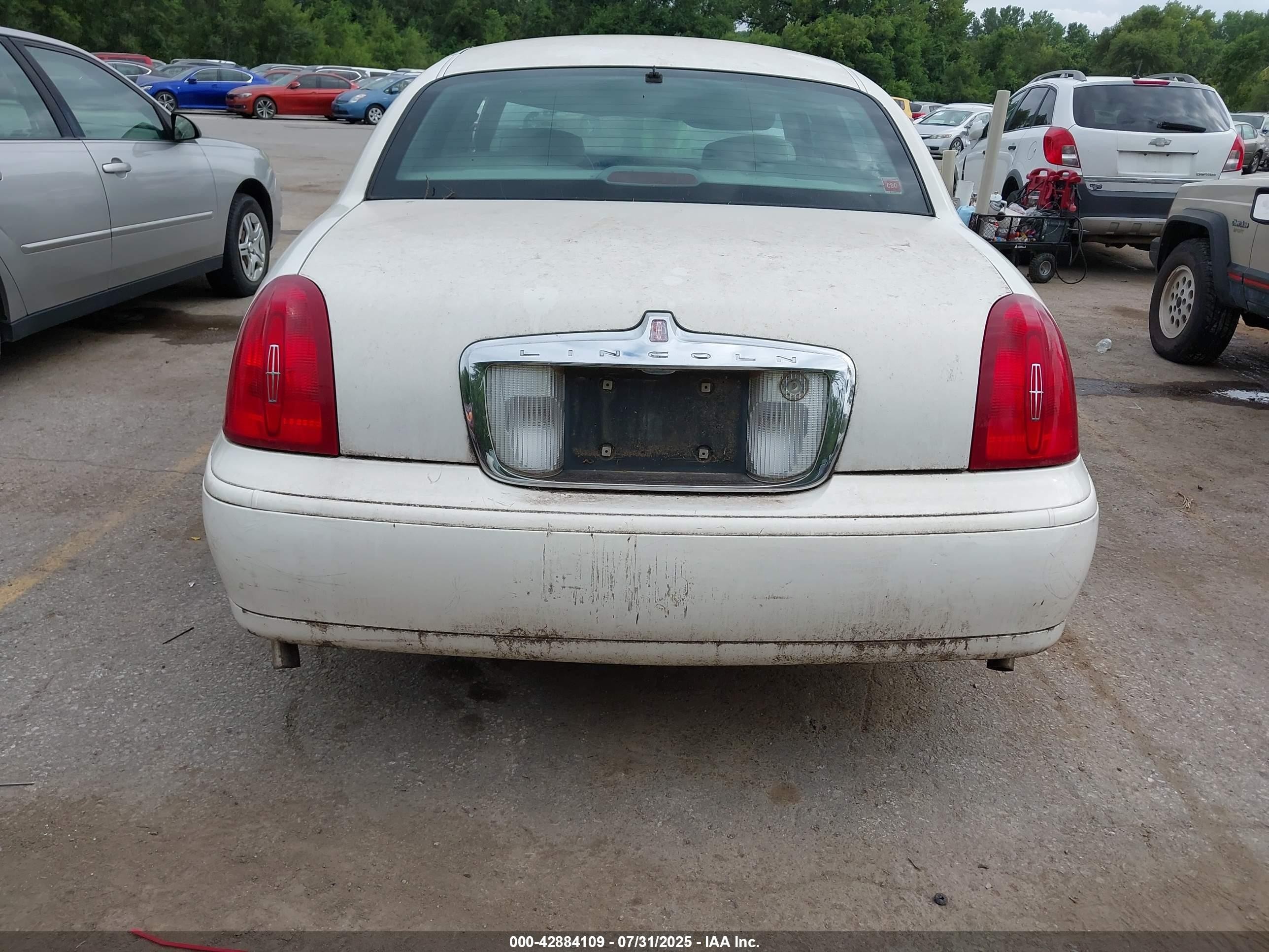 1998 Lincoln Town Car Signature Белый vin: 1LNFM82W5WY678263