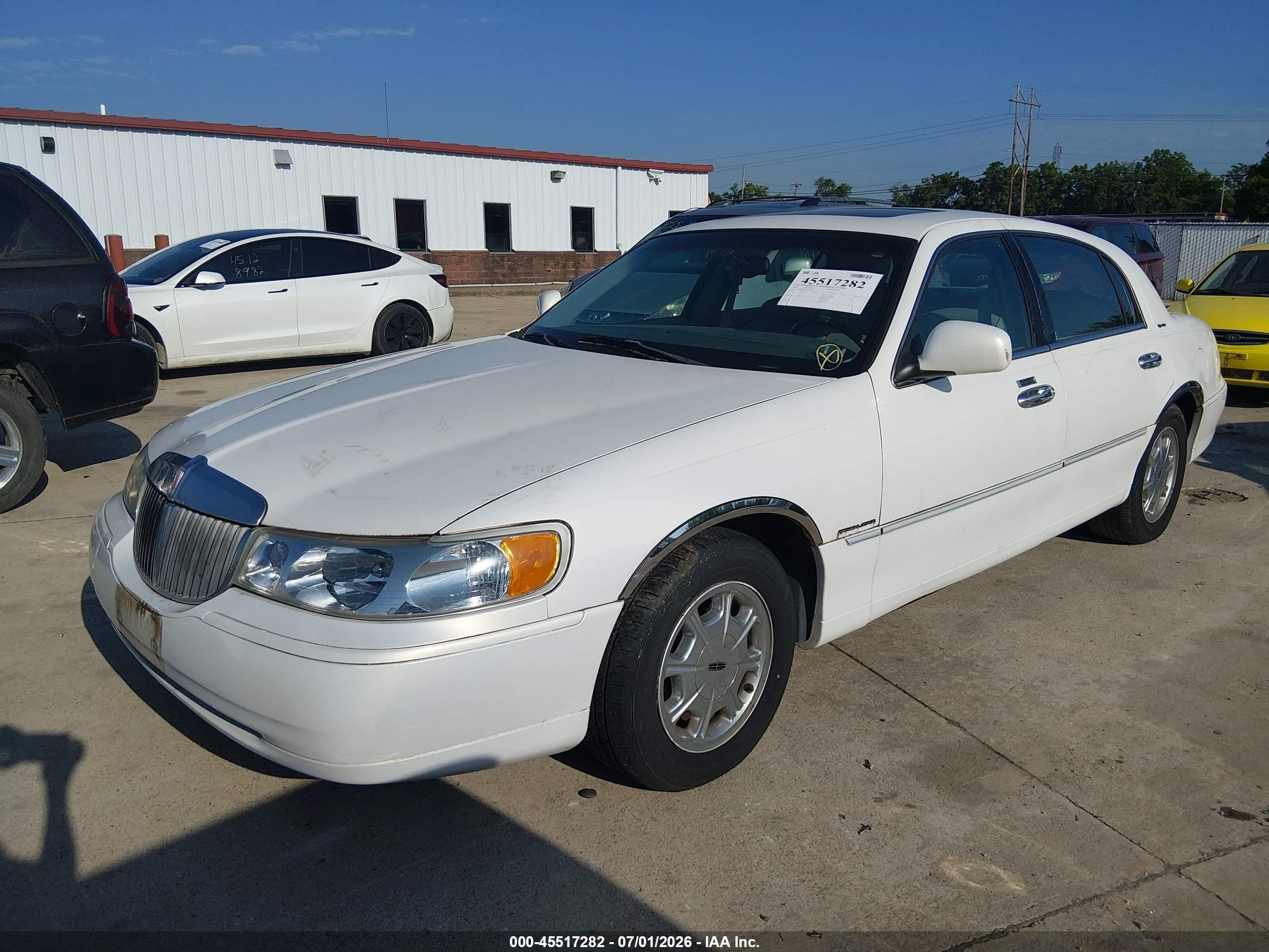 1998 Lincoln Town Car Signature White vin: 1LNFM82W6WY684718