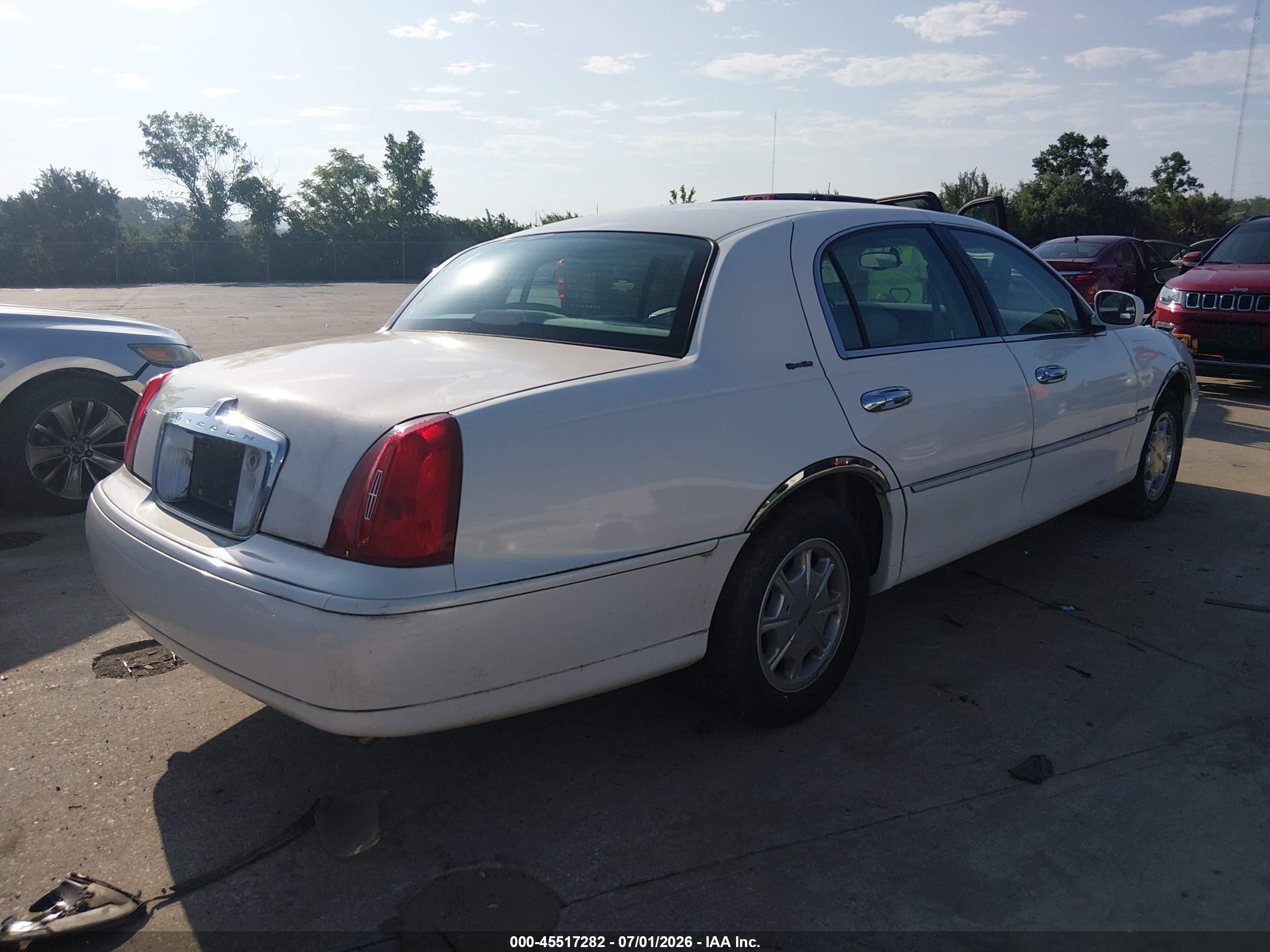 1998 Lincoln Town Car Signature White vin: 1LNFM82W6WY684718