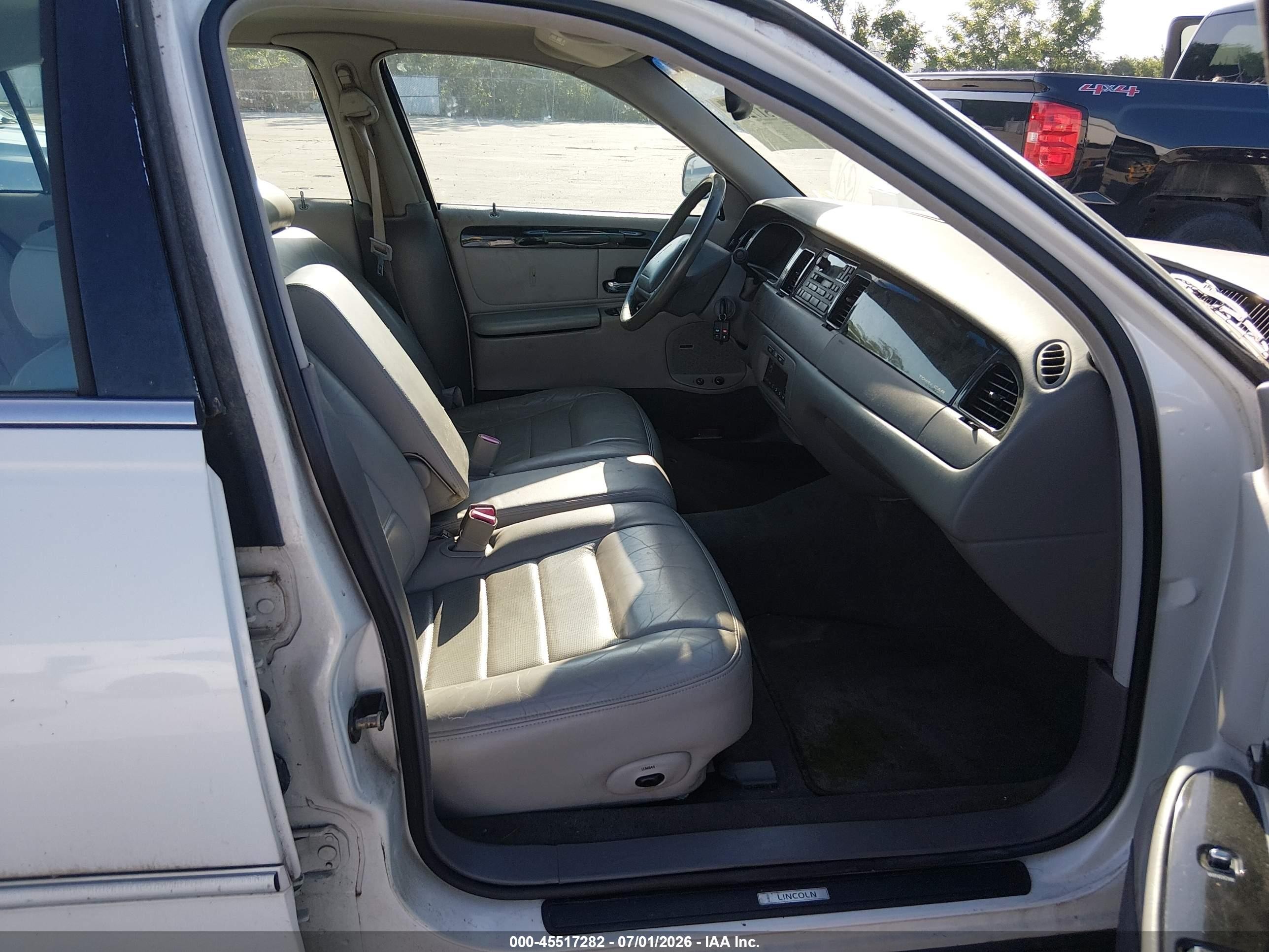 1998 Lincoln Town Car Signature White vin: 1LNFM82W6WY684718
