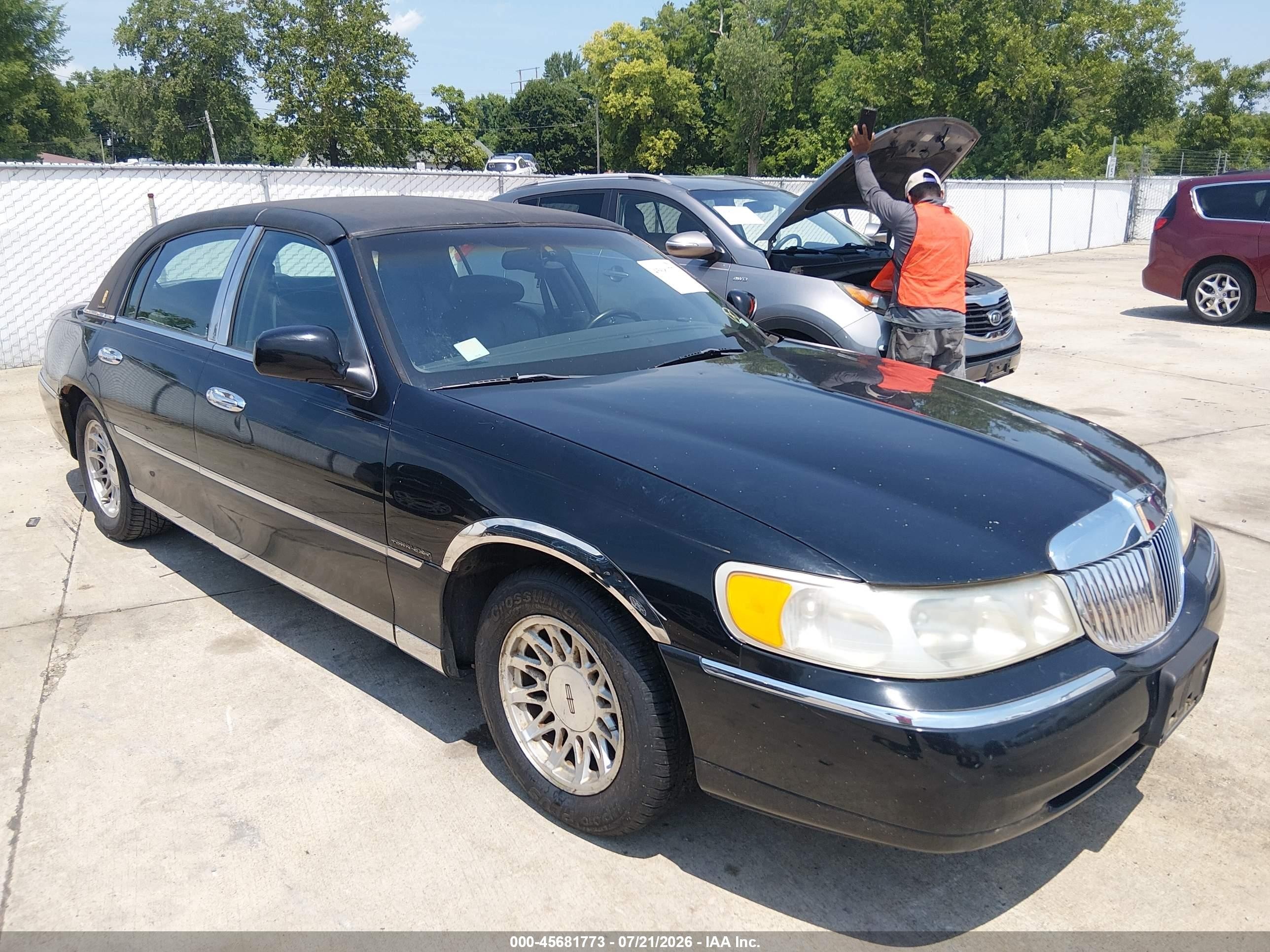 1998 Lincoln Town Car Signature Black vin: 1LNFM82W9WY669100