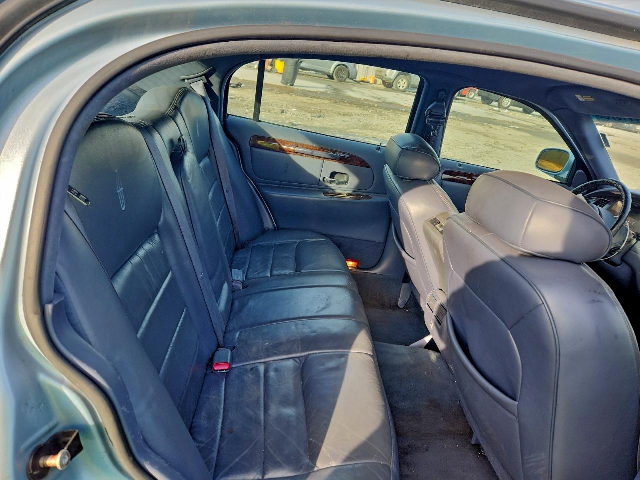 1998 Lincoln Town Car Signature Blue vin: 1LNFM82W9WY716108