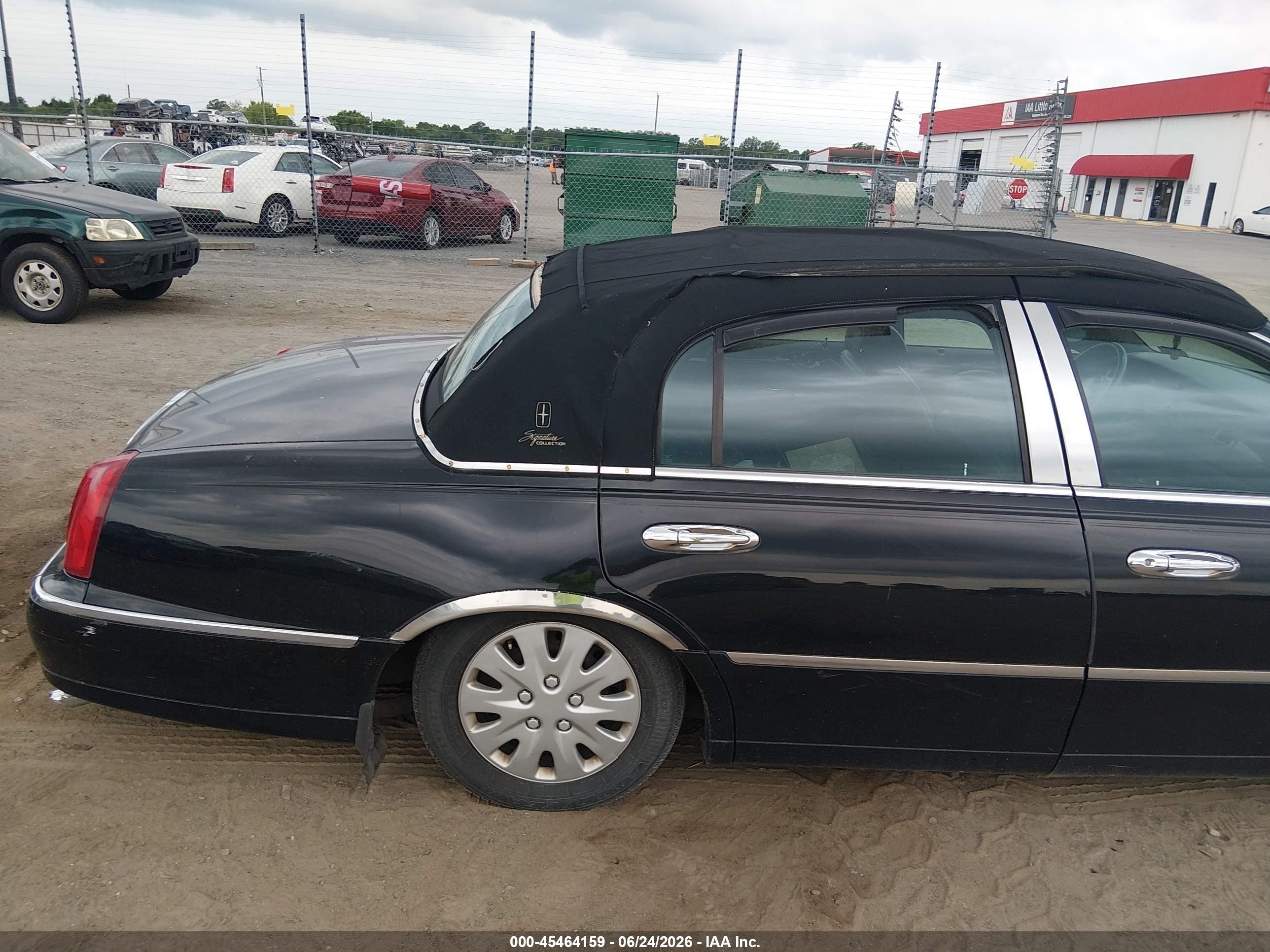 1998 Lincoln Town Car Signature Black vin: 1LNFM82W9WY717243