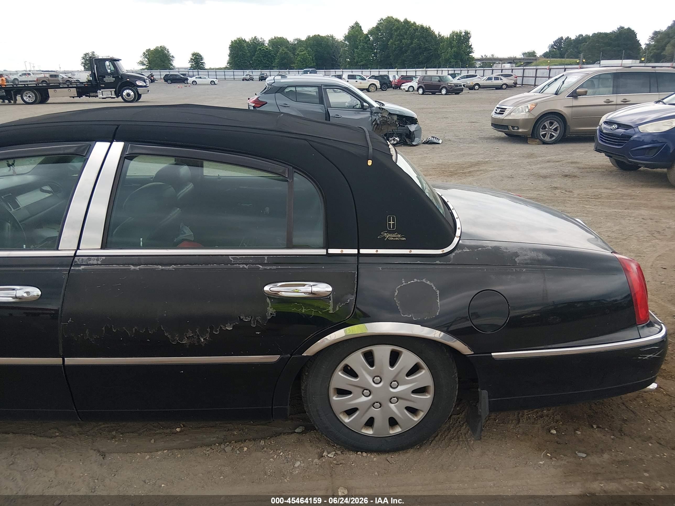 1998 Lincoln Town Car Signature Black vin: 1LNFM82W9WY717243