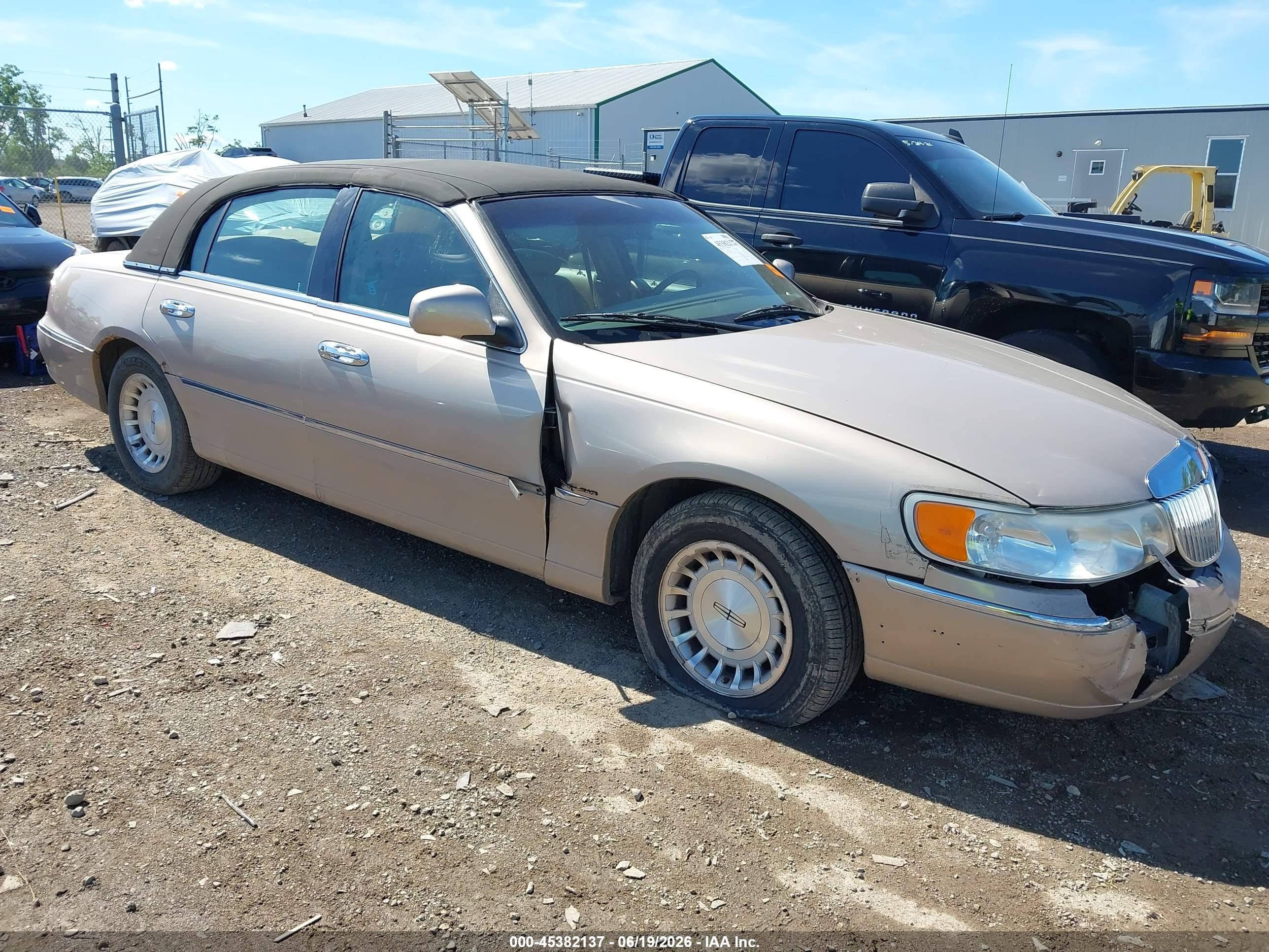 1998 Lincoln Town Car Signature Gold vin: 1LNFM82WXWY655996