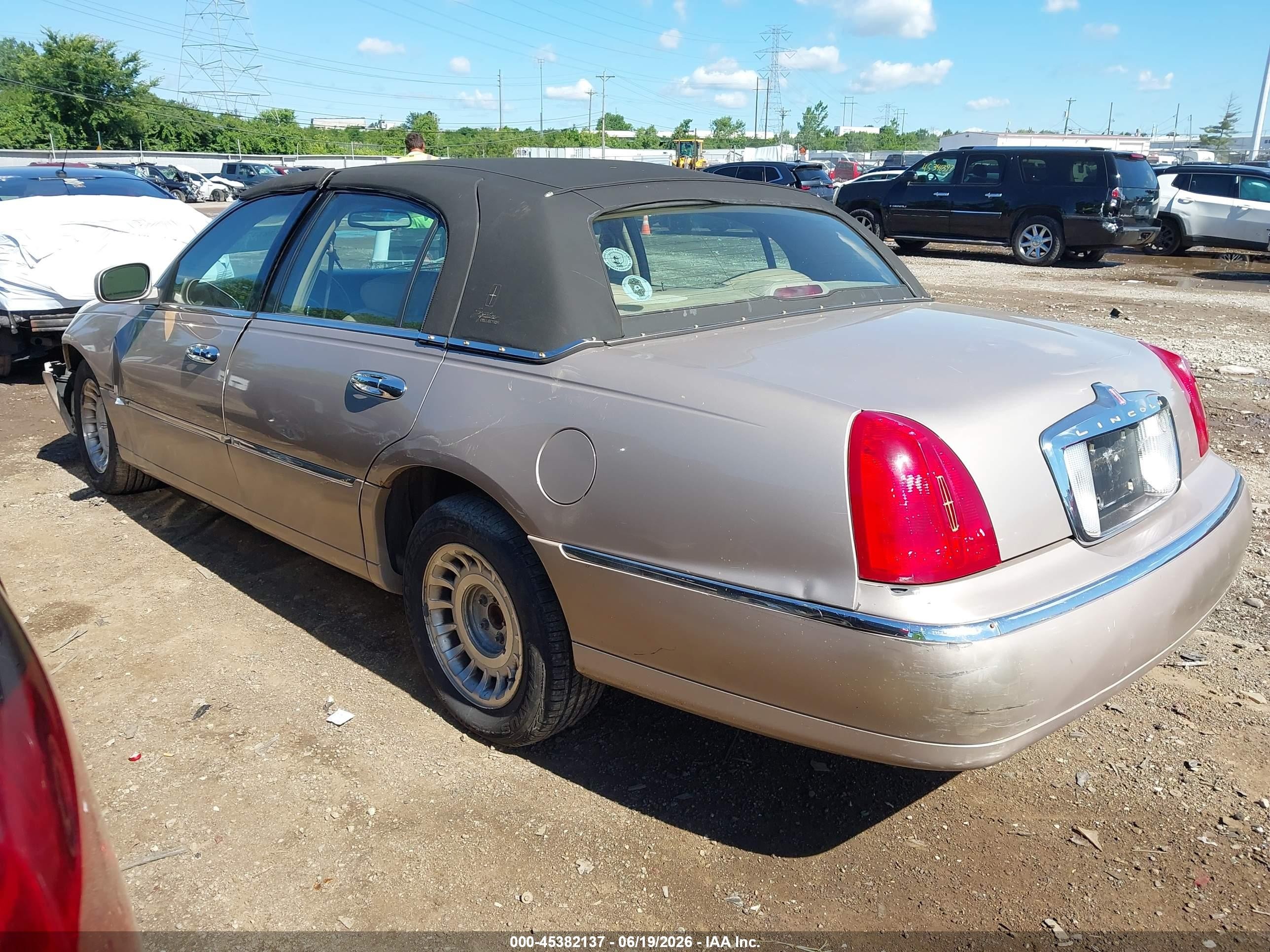 1998 Lincoln Town Car Signature Gold vin: 1LNFM82WXWY655996
