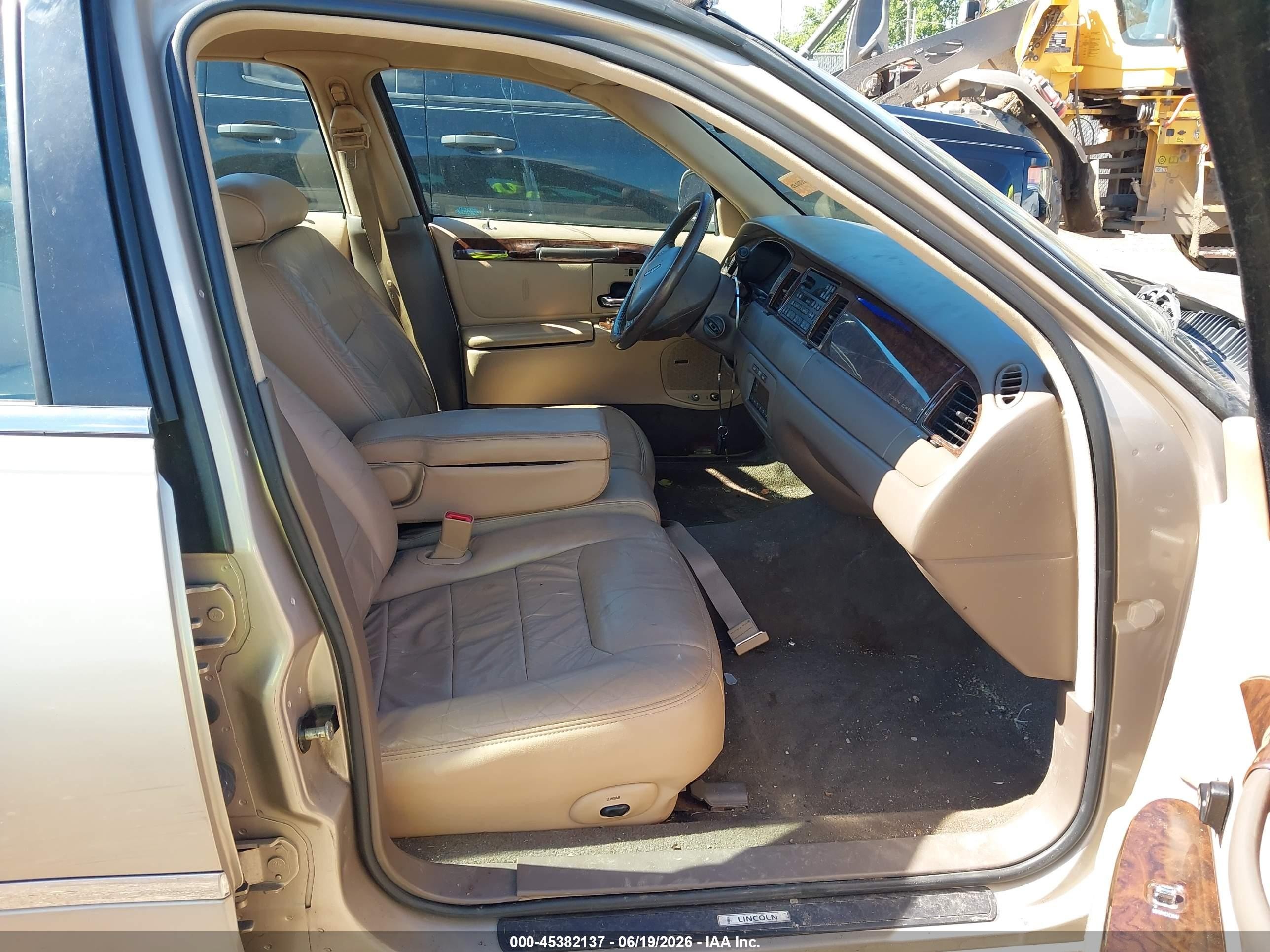 1998 Lincoln Town Car Signature Gold vin: 1LNFM82WXWY655996