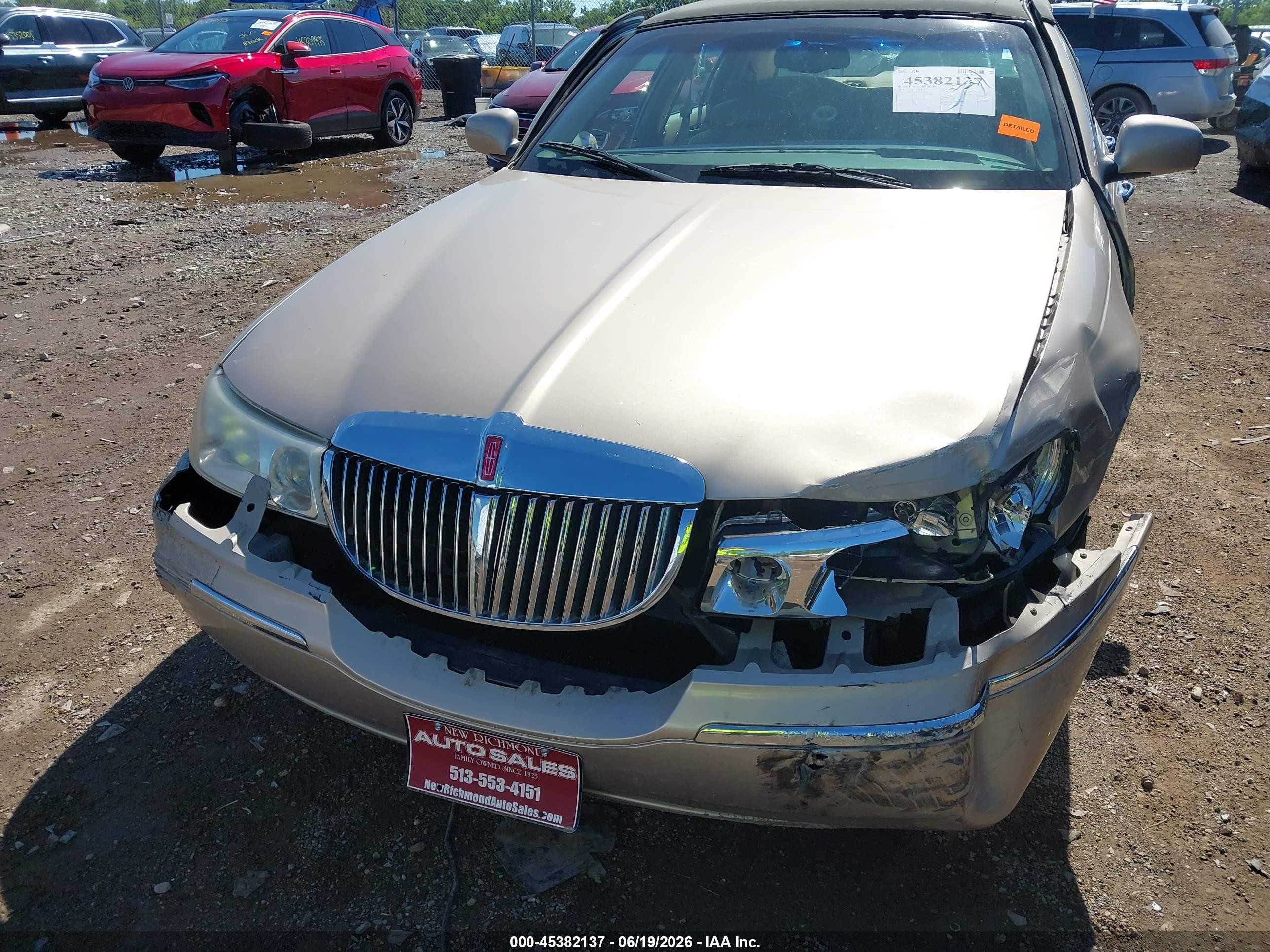 1998 Lincoln Town Car Signature Gold vin: 1LNFM82WXWY655996