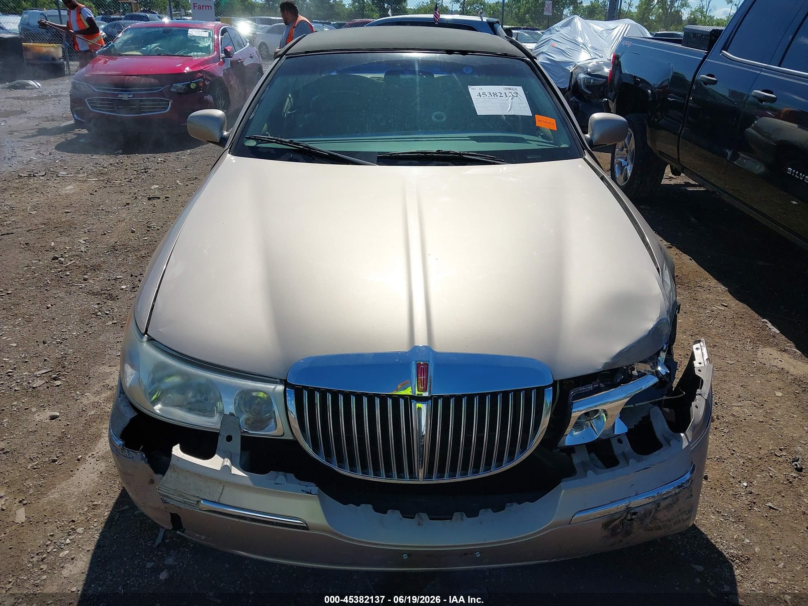 1998 Lincoln Town Car Signature Gold vin: 1LNFM82WXWY655996