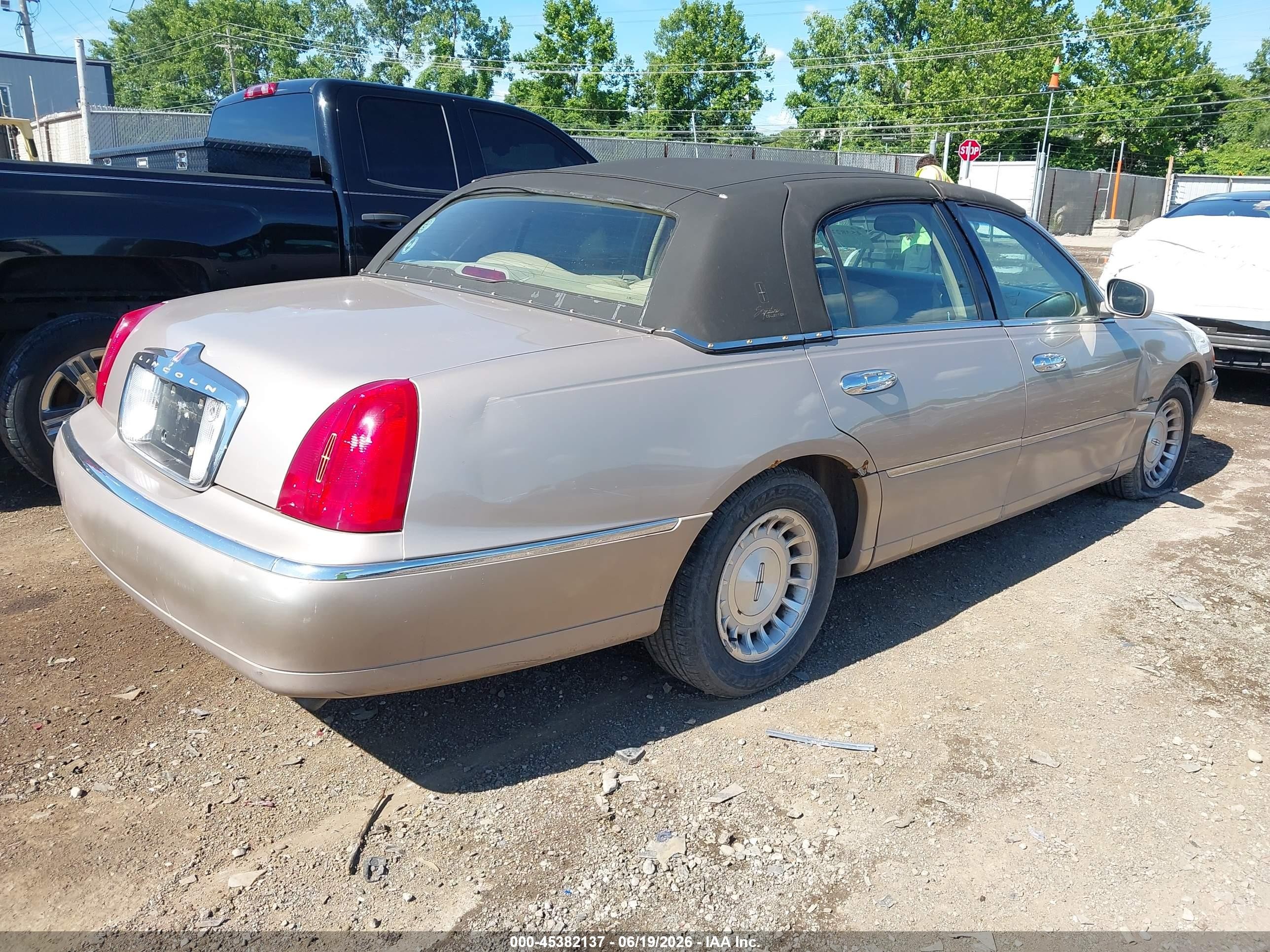1998 Lincoln Town Car Signature Gold vin: 1LNFM82WXWY655996