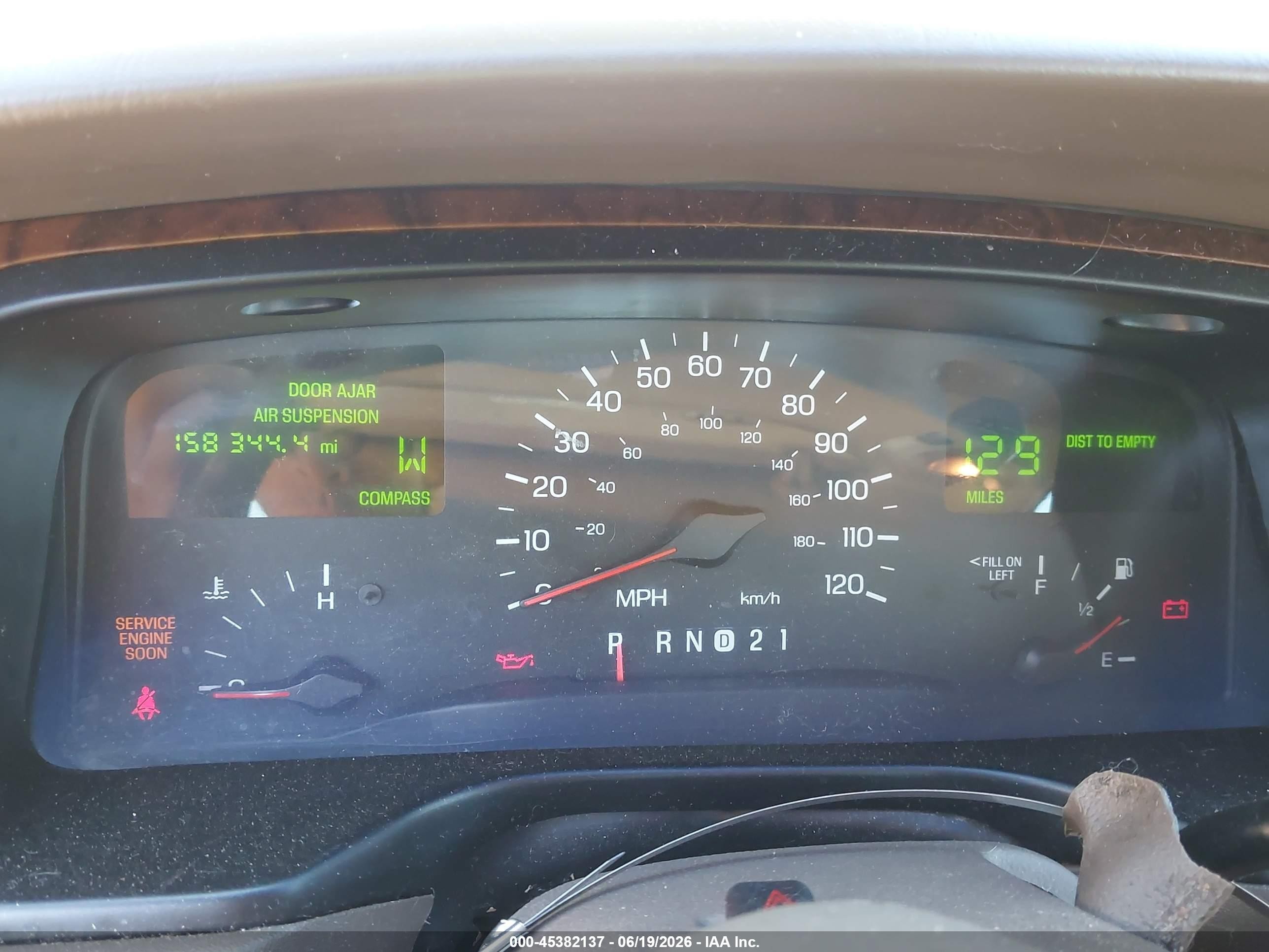 1998 Lincoln Town Car Signature Gold vin: 1LNFM82WXWY655996