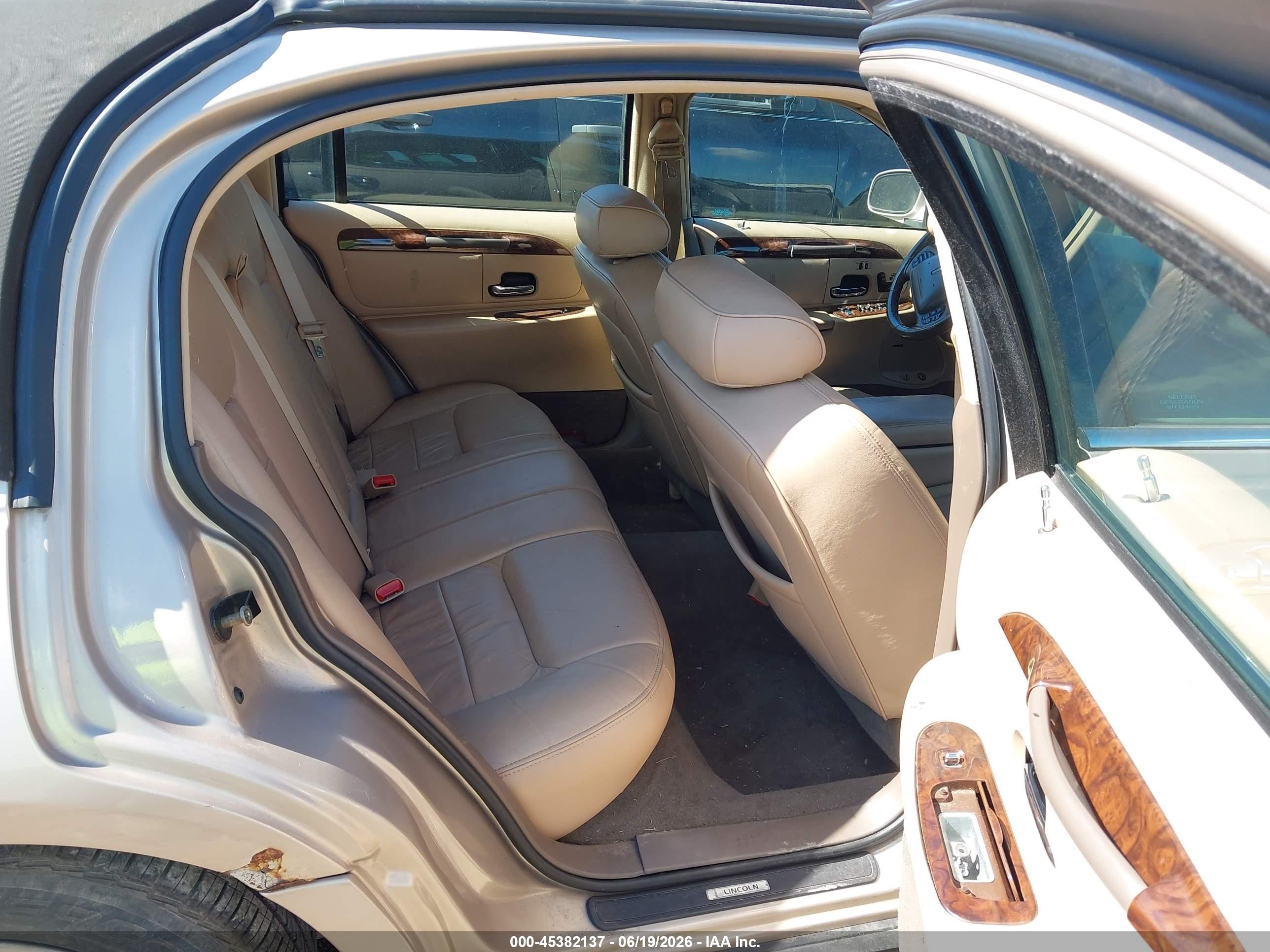 1998 Lincoln Town Car Signature Gold vin: 1LNFM82WXWY655996
