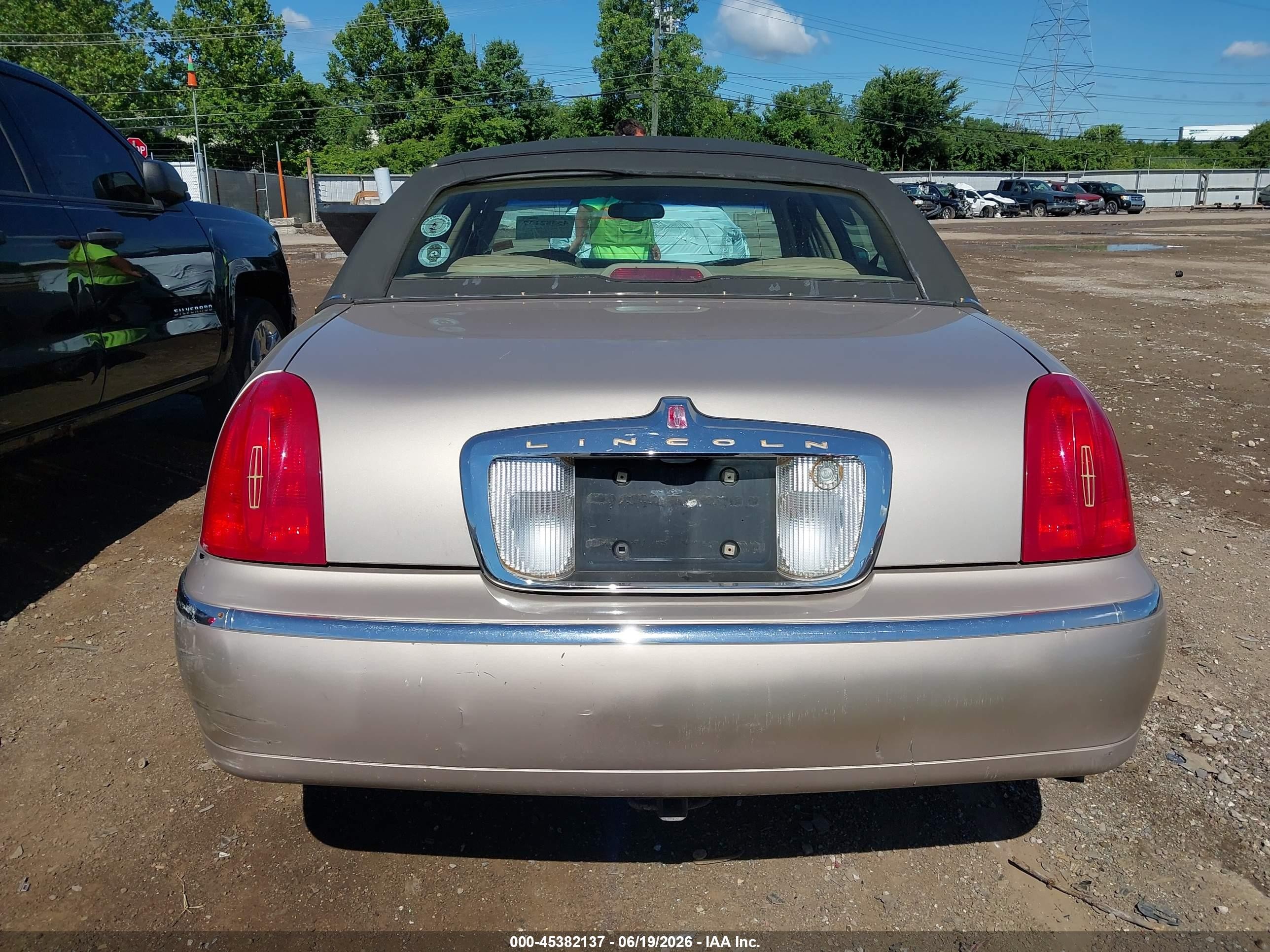 1998 Lincoln Town Car Signature Gold vin: 1LNFM82WXWY655996