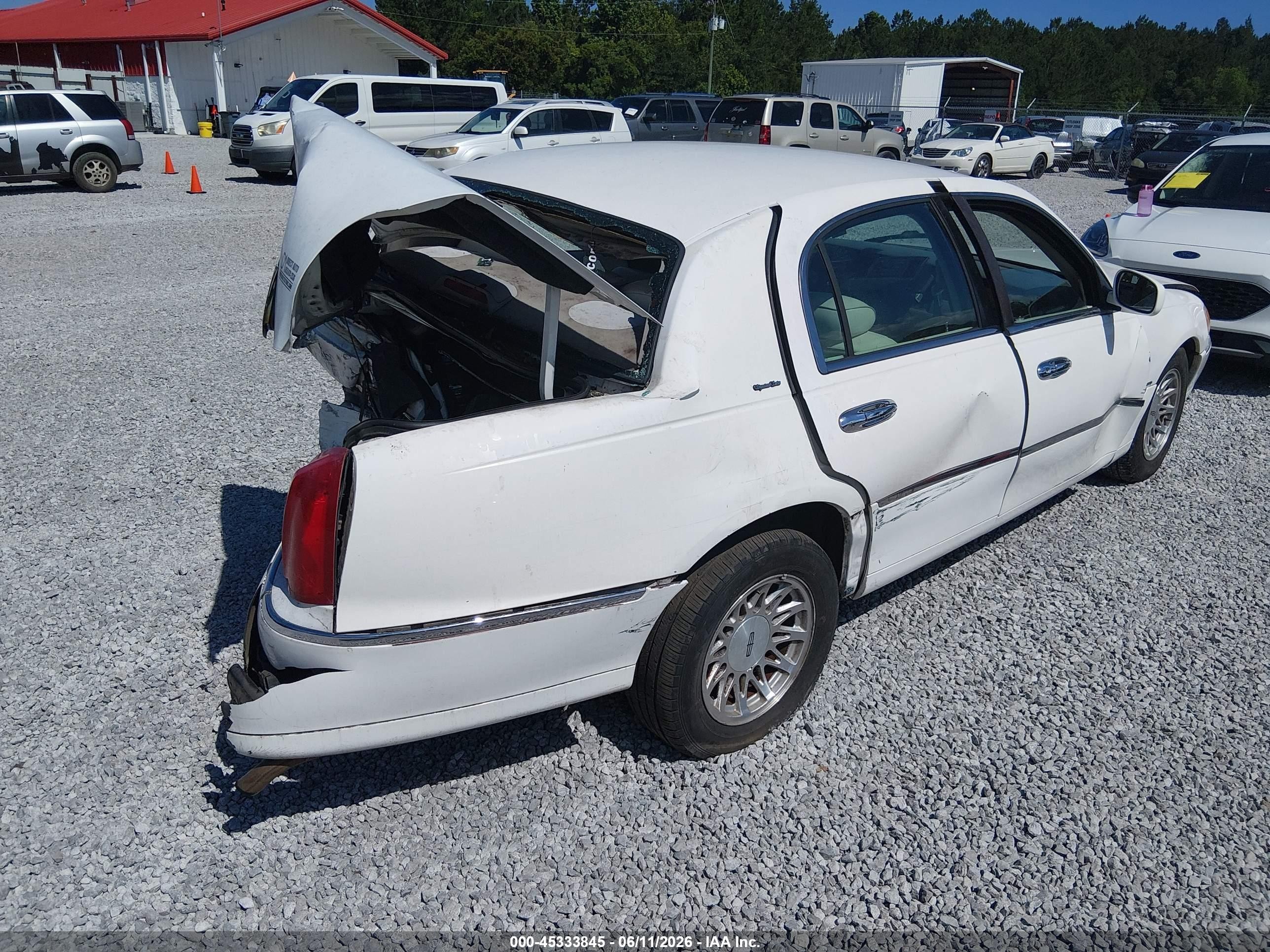 1998 Lincoln Town Car Signature White vin: 1LNFM82WXWY670207