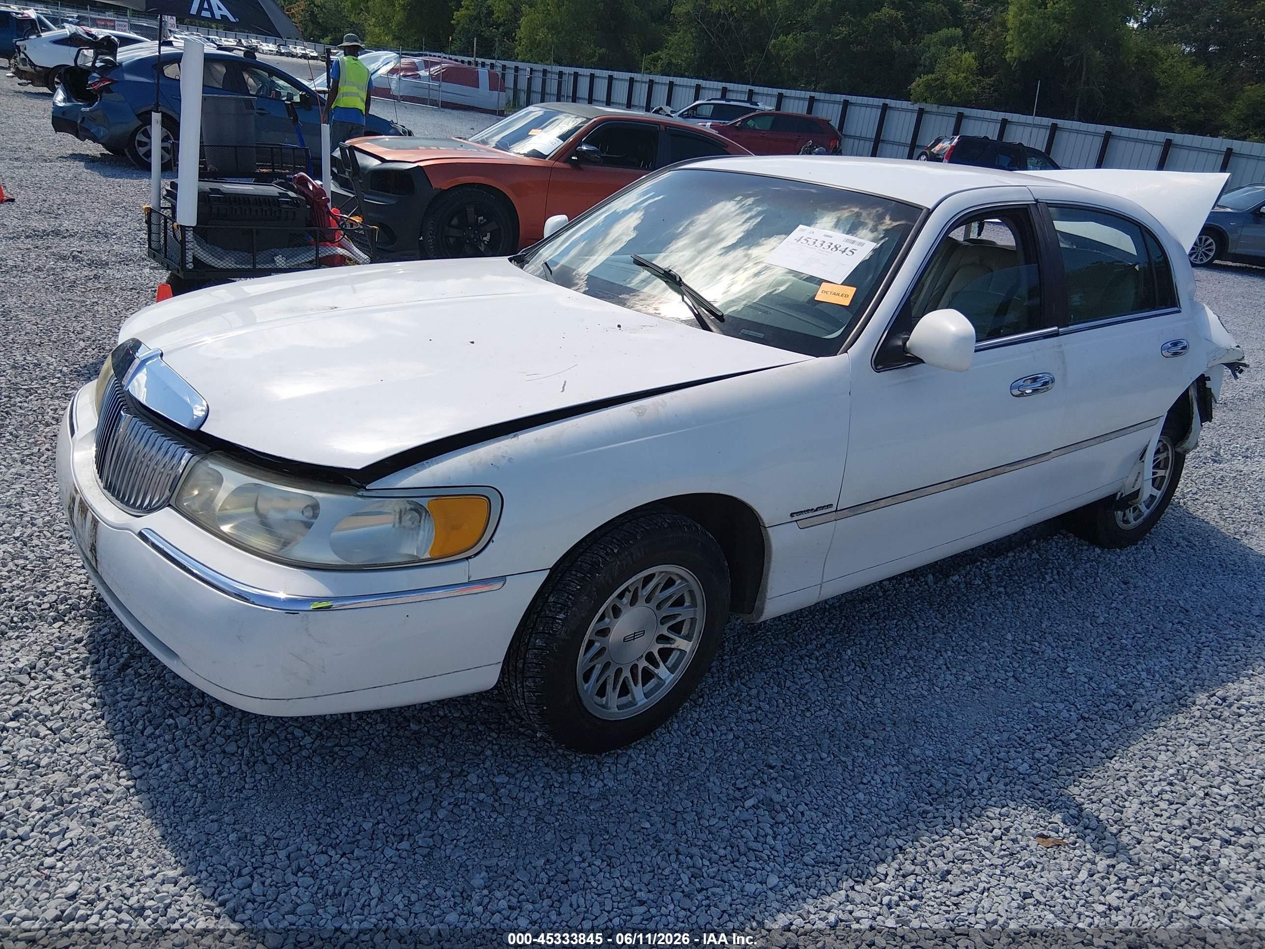 1998 Lincoln Town Car Signature White vin: 1LNFM82WXWY670207
