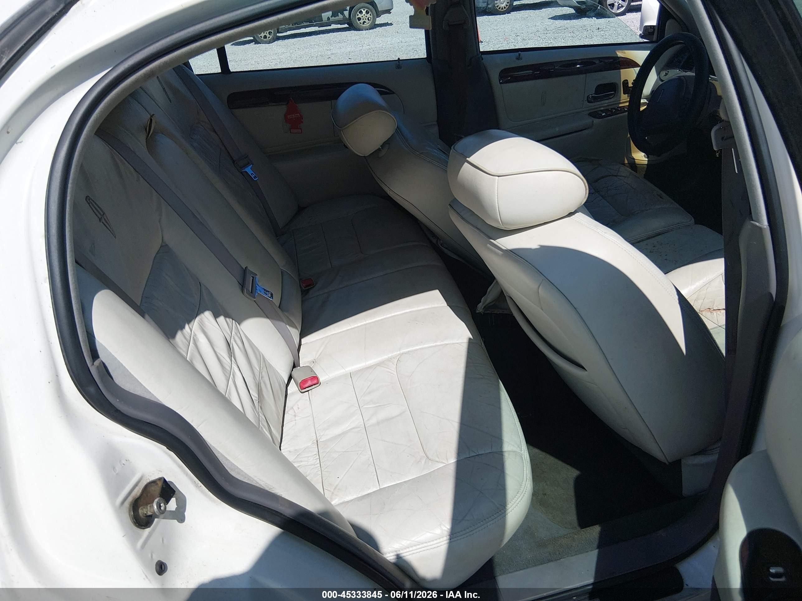 1998 Lincoln Town Car Signature White vin: 1LNFM82WXWY670207