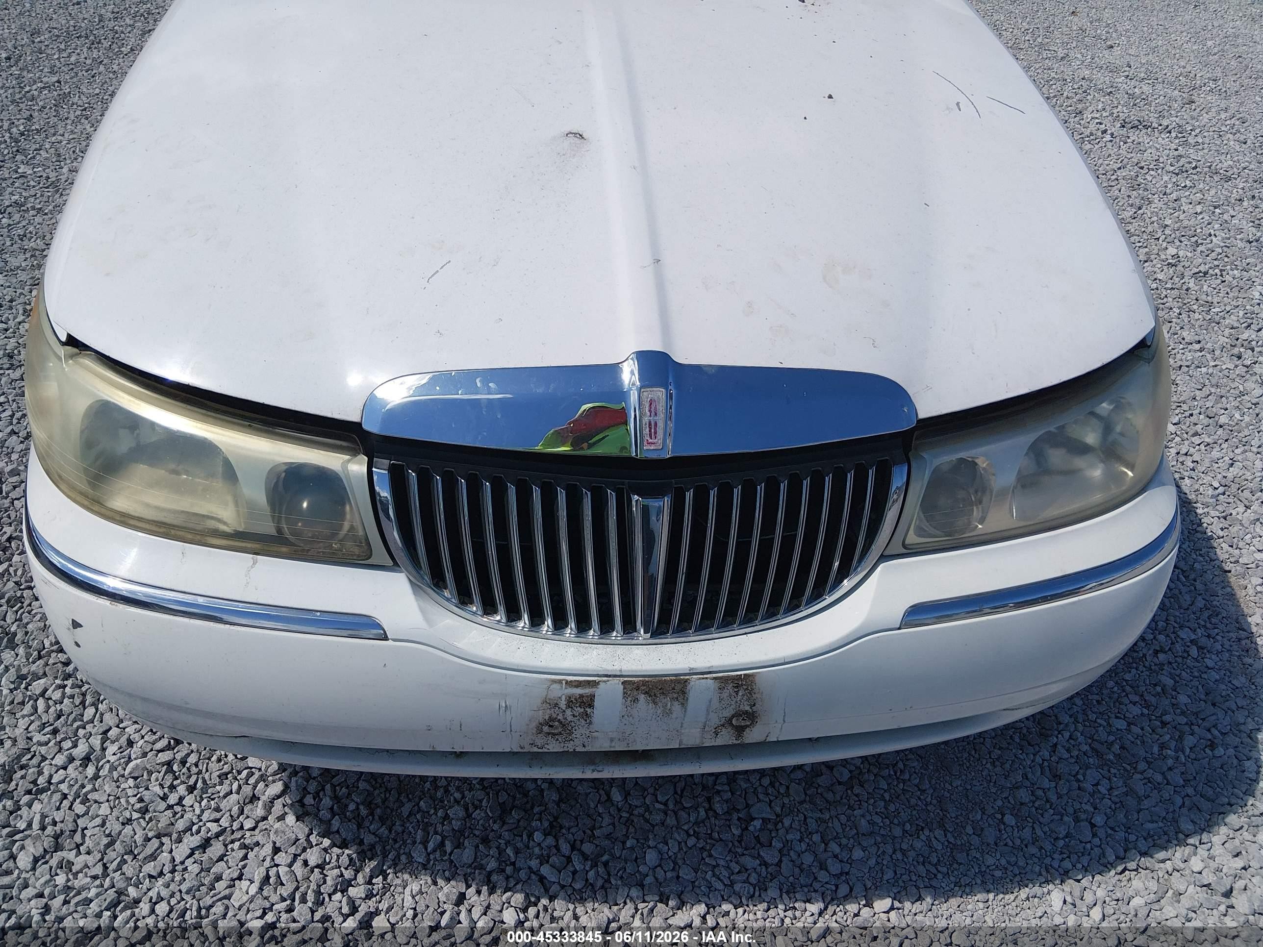 1998 Lincoln Town Car Signature White vin: 1LNFM82WXWY670207