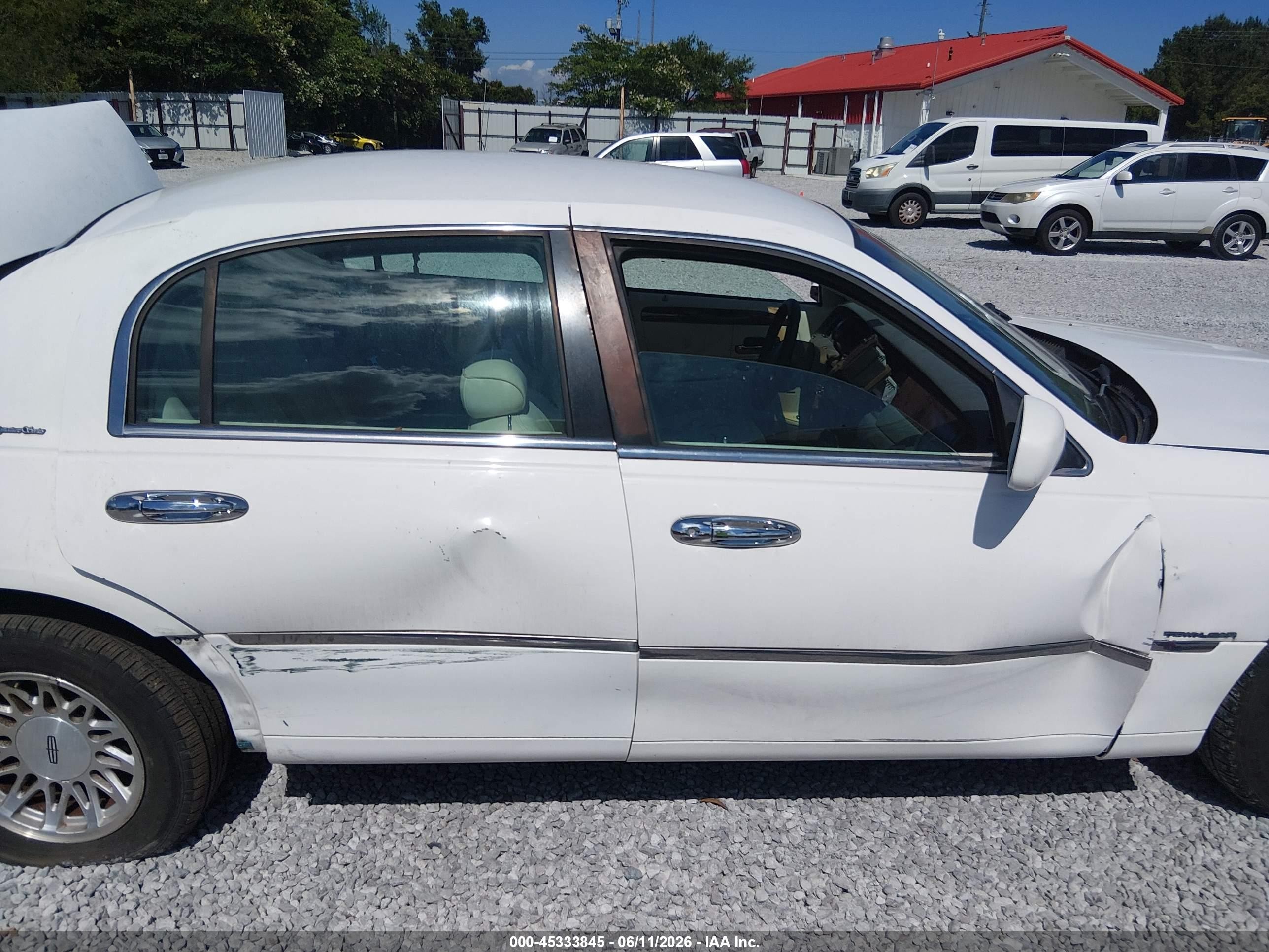 1998 Lincoln Town Car Signature White vin: 1LNFM82WXWY670207