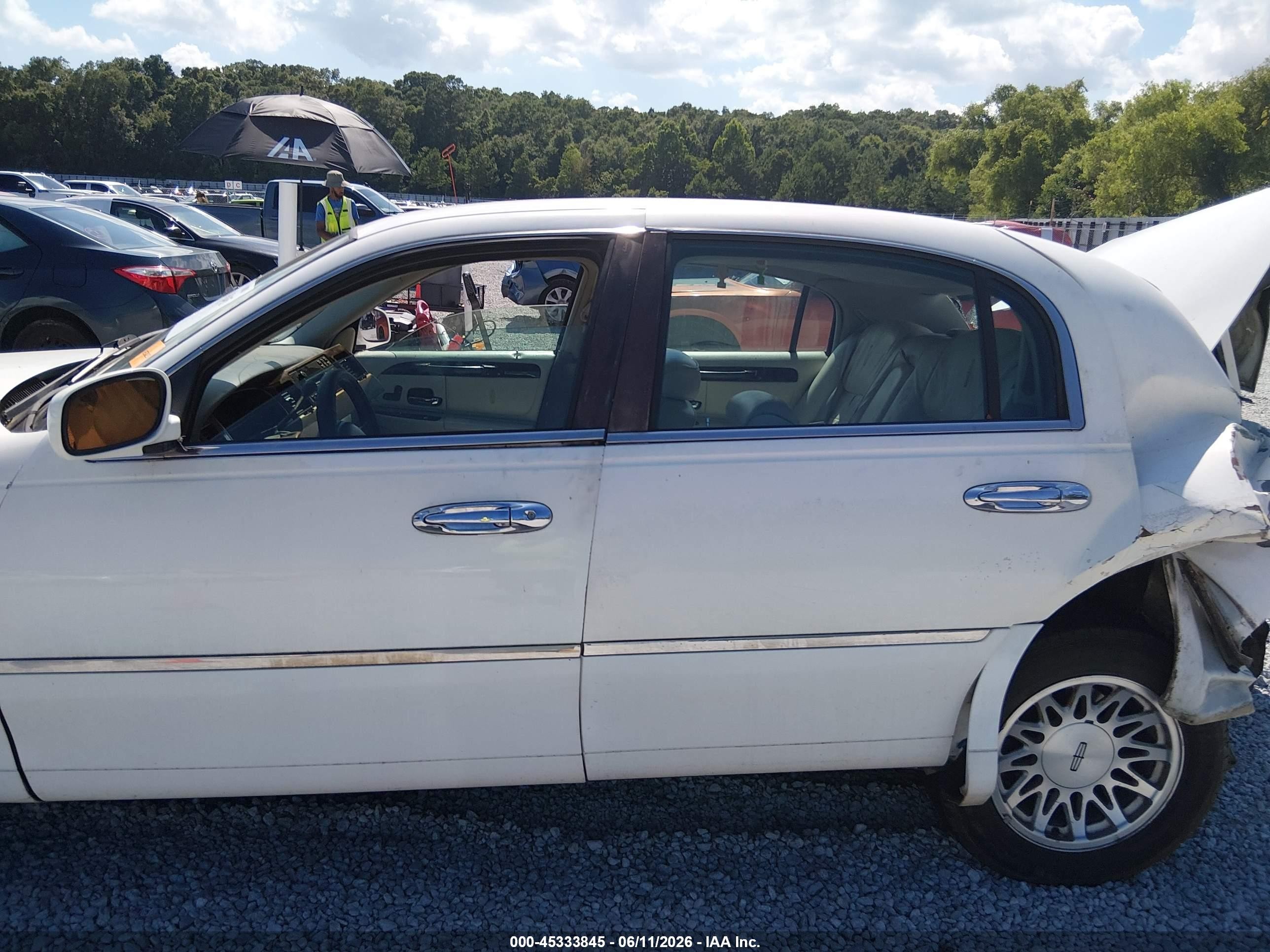 1998 Lincoln Town Car Signature White vin: 1LNFM82WXWY670207