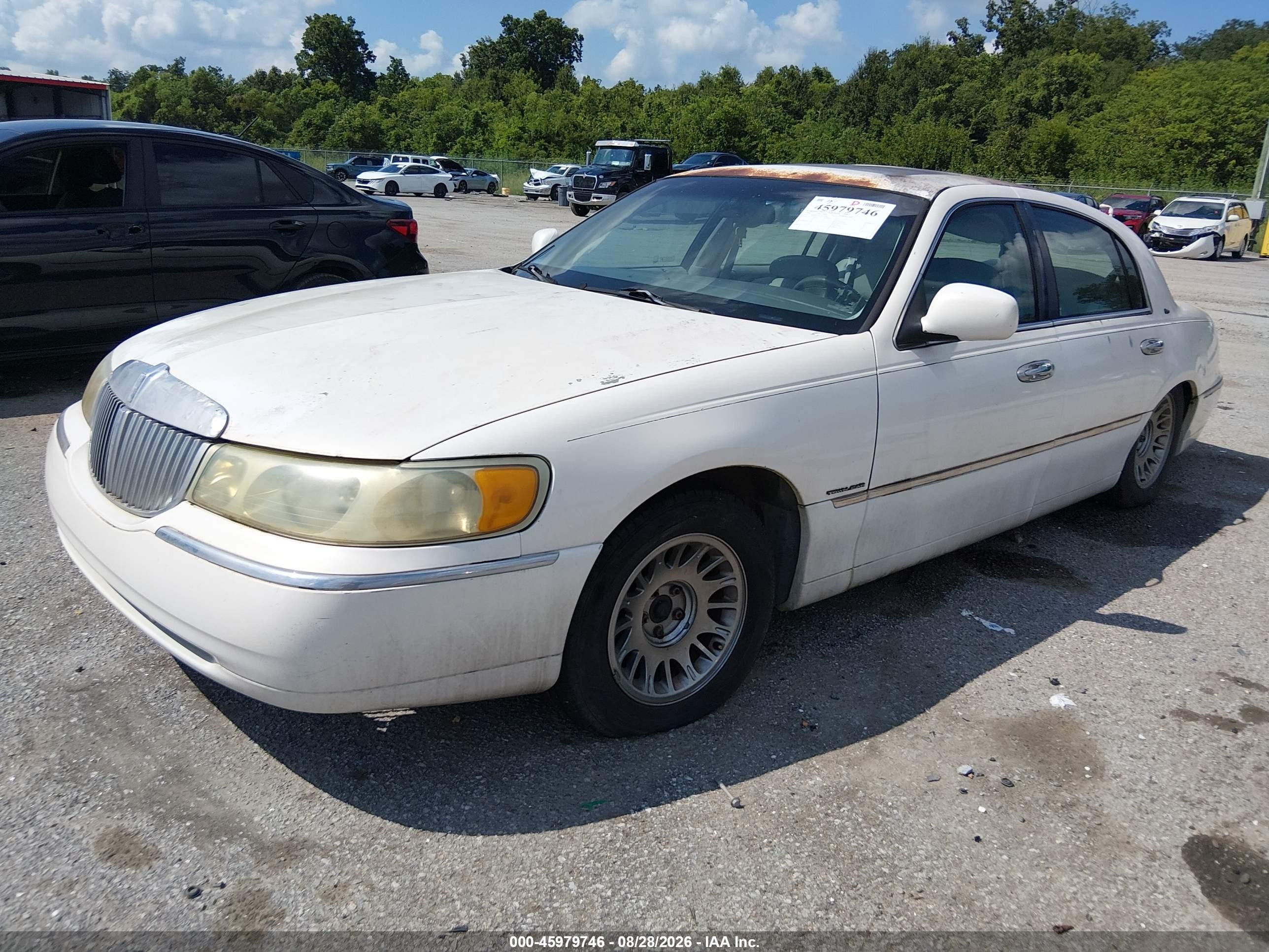 1998 Lincoln Town Car Cartier White vin: 1LNFM83W1WY695446