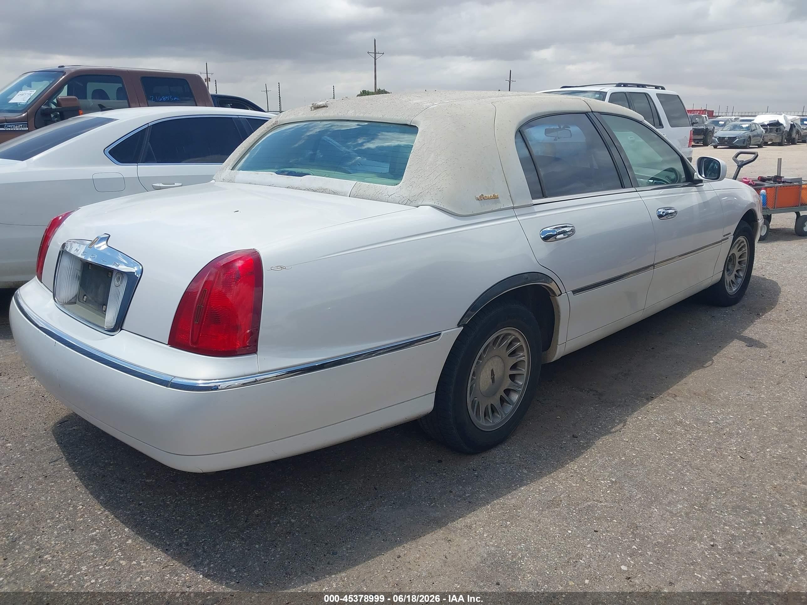 1998 Lincoln Town Car Cartier Белый vin: 1LNFM83W4WY692041