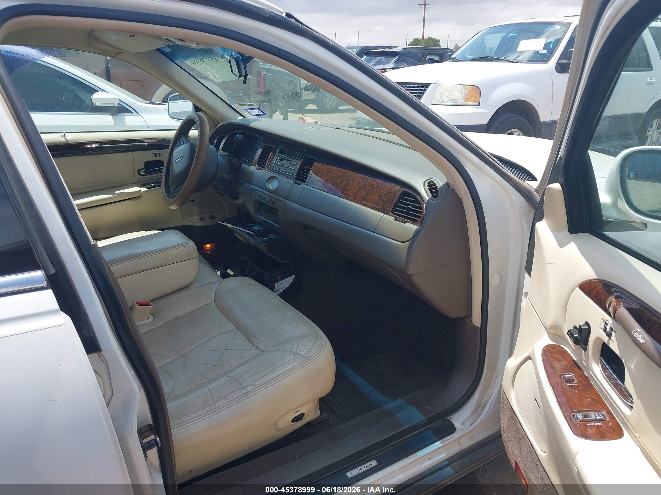 1998 Lincoln Town Car Cartier Белый vin: 1LNFM83W4WY692041