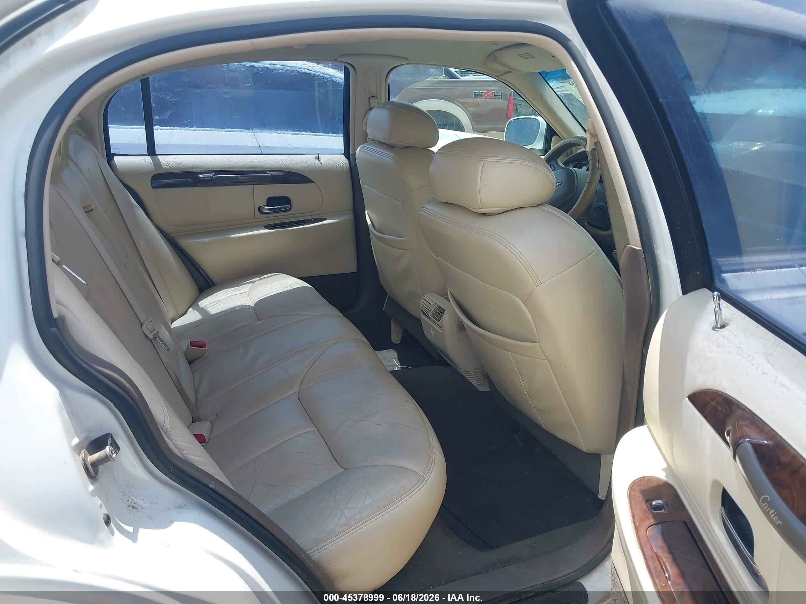 1998 Lincoln Town Car Cartier Белый vin: 1LNFM83W4WY692041